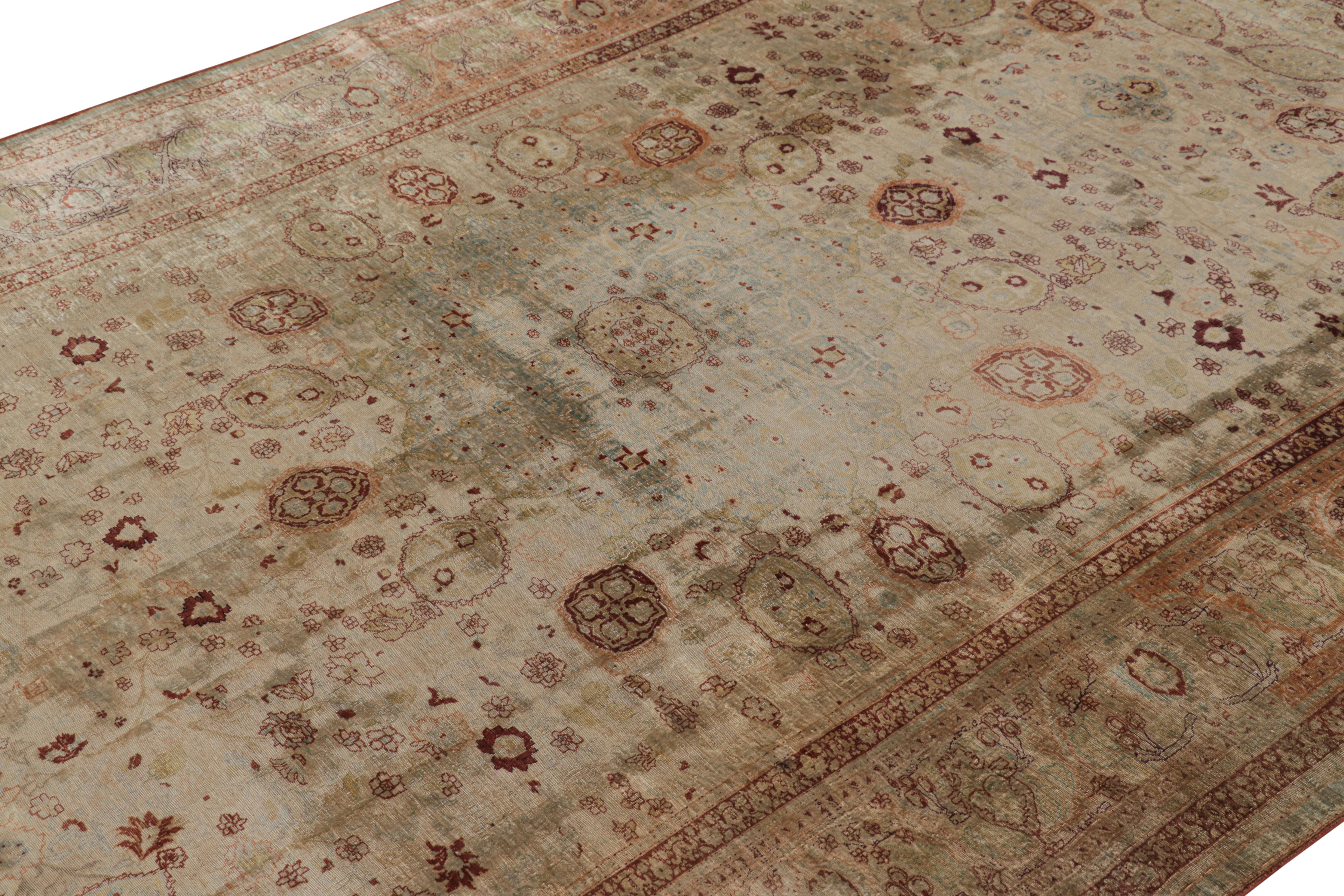 Realizzato in seta annodata a mano, intorno al 1910-1920, questo tappeto persiano antico 6x10 di provenienza Tabriz è una delle nuove curatele più interessanti tra i classici rari di Rug & Kilim, un esemplare mozzafiato del suo genere, che rimane