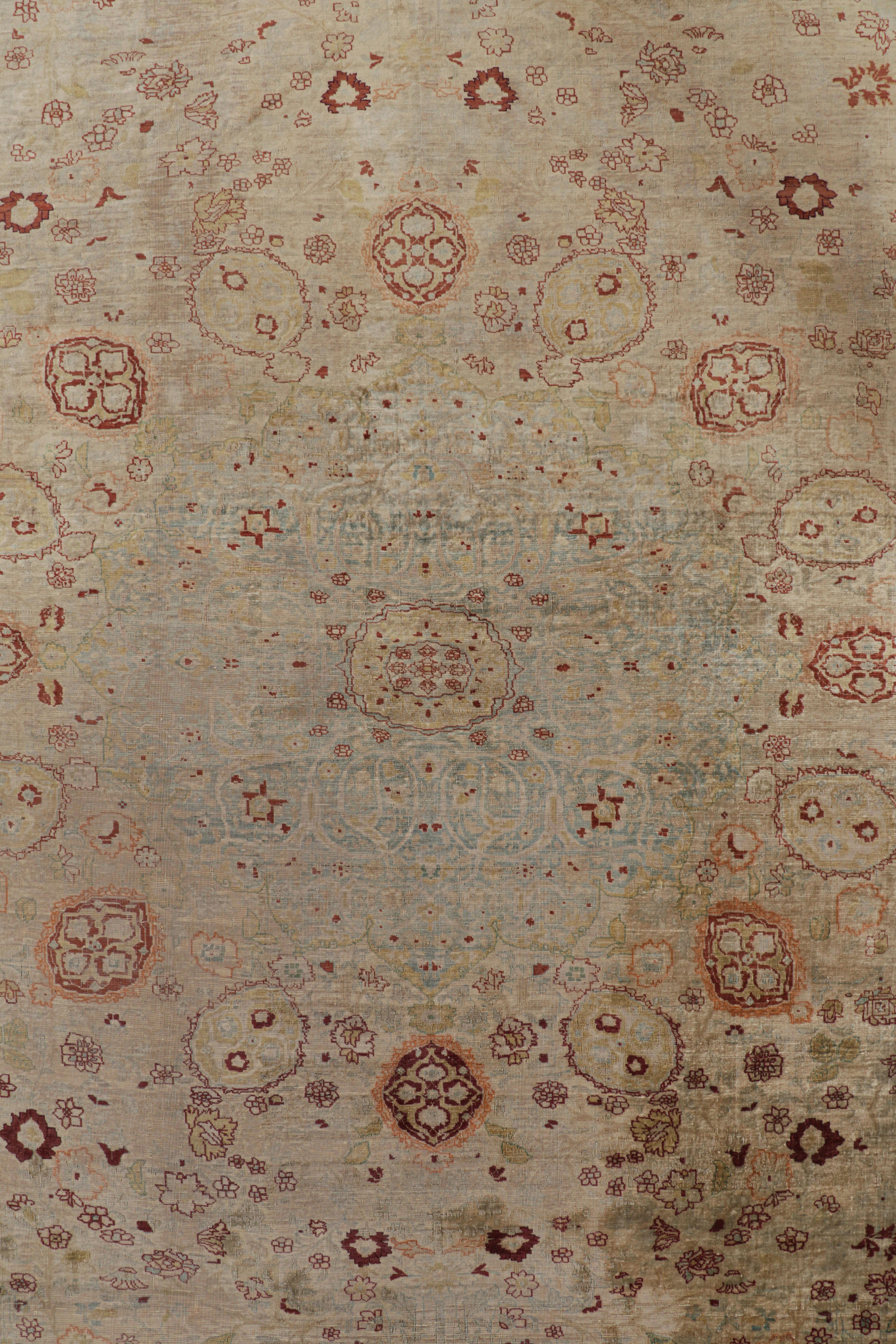 Inizio XX secolo Antico tappeto persiano Tabriz con motivi floreali beige-marrone e rossi - Rug & Kilim in vendita