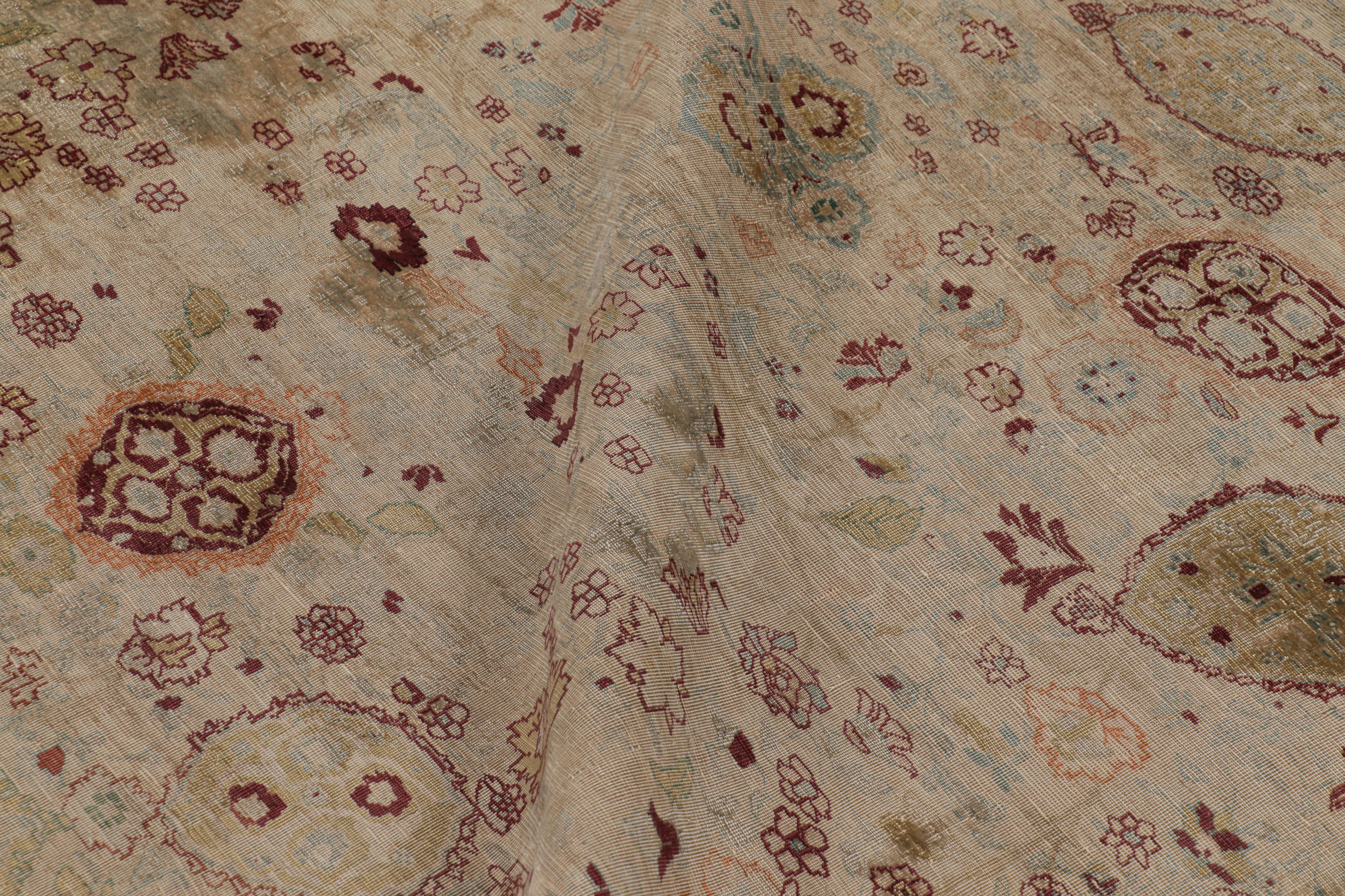 Seta Antico tappeto persiano Tabriz con motivi floreali beige-marrone e rossi - Rug & Kilim in vendita
