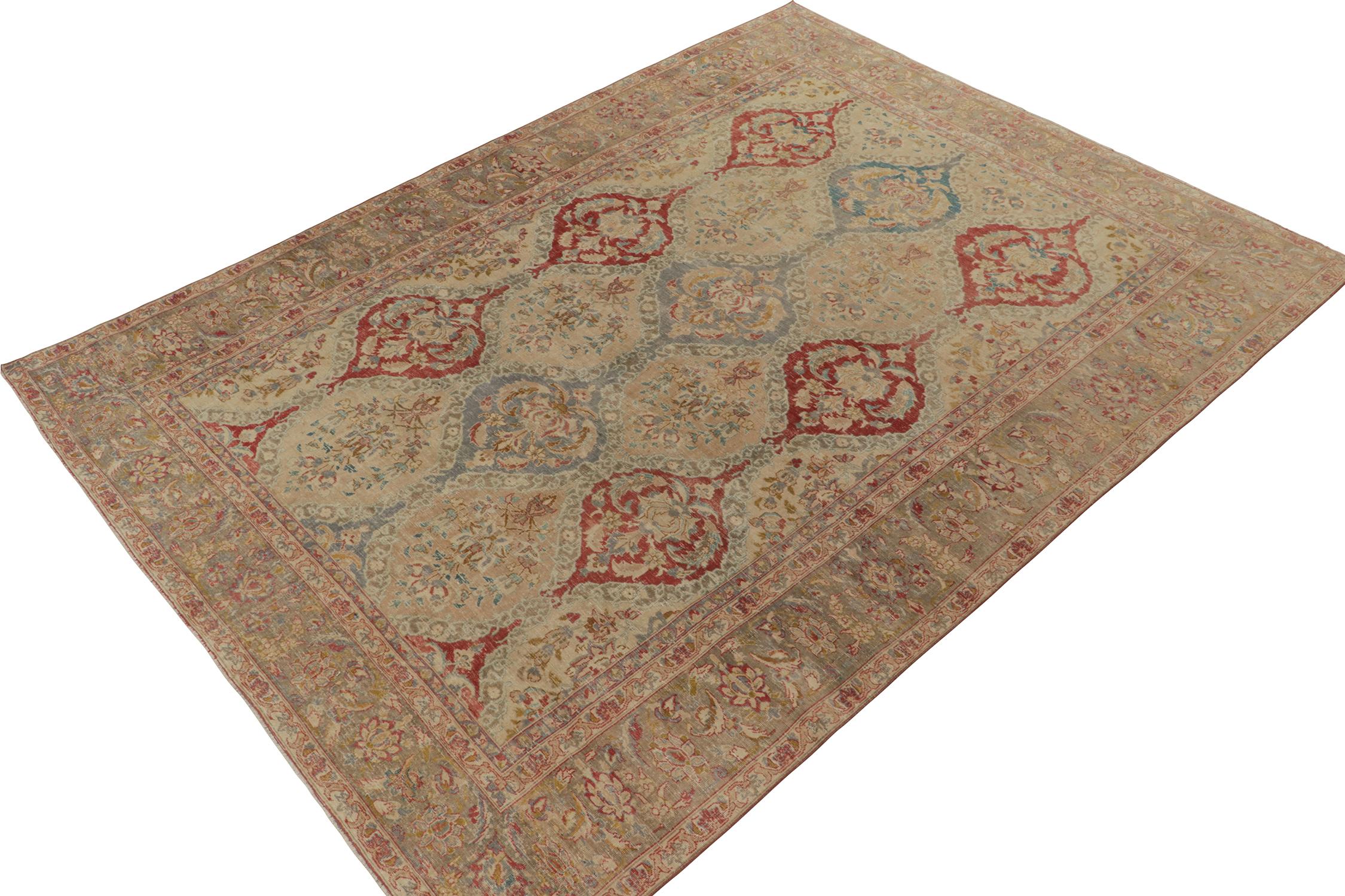 Un tapis Tabriz antique 9x12 de la sélection classique de Rug & Kilim, noué à la main en laine vers 1920-1940. Cette pièce magnifique présente des motifs floraux méticuleusement détaillés dans un beige doux avec des couleurs rouge, bleu et or. Les