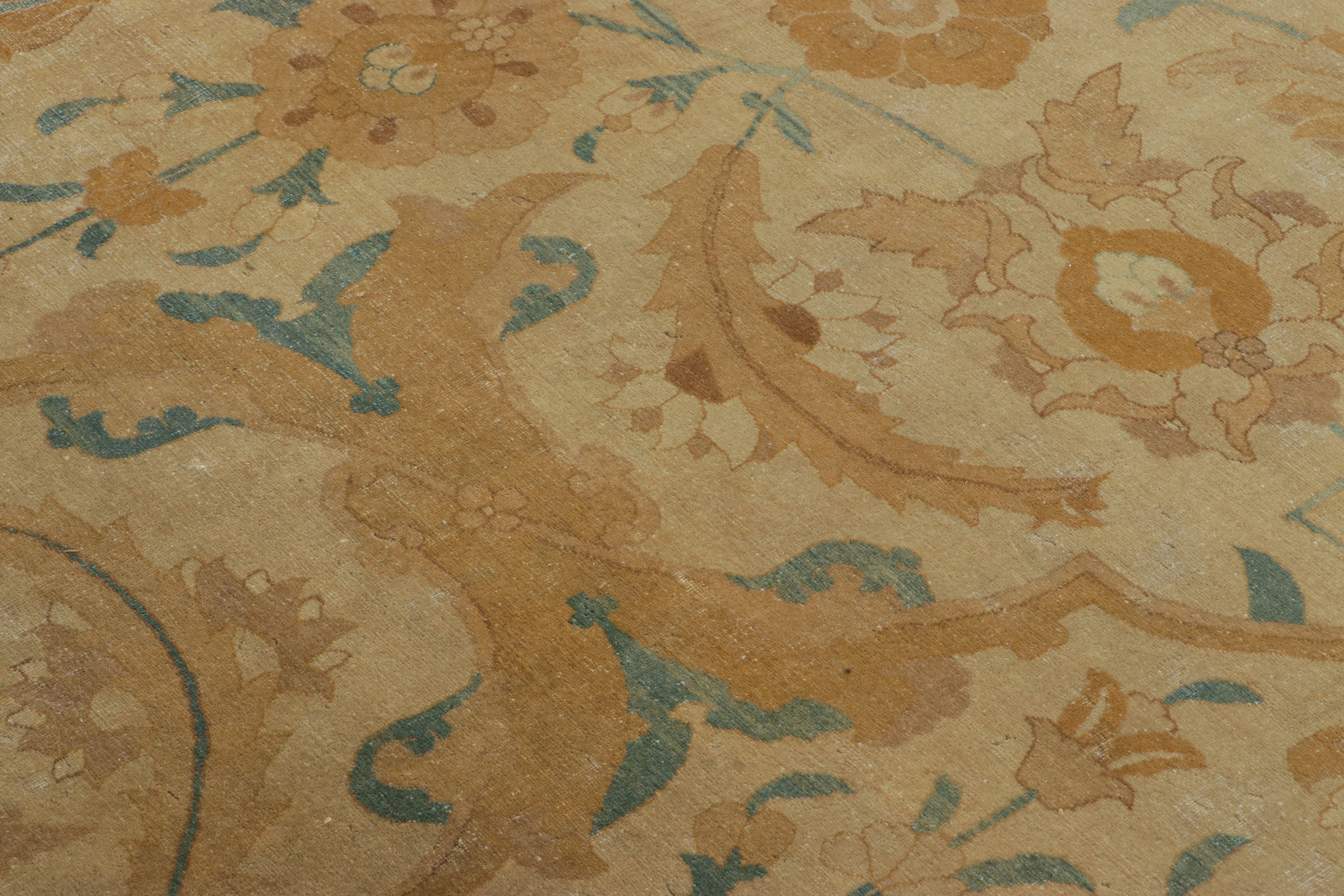 Noué à la main Ancien tapis persan Tabriz en brun et or avec médaillon floral - Rug & Kilim en vente