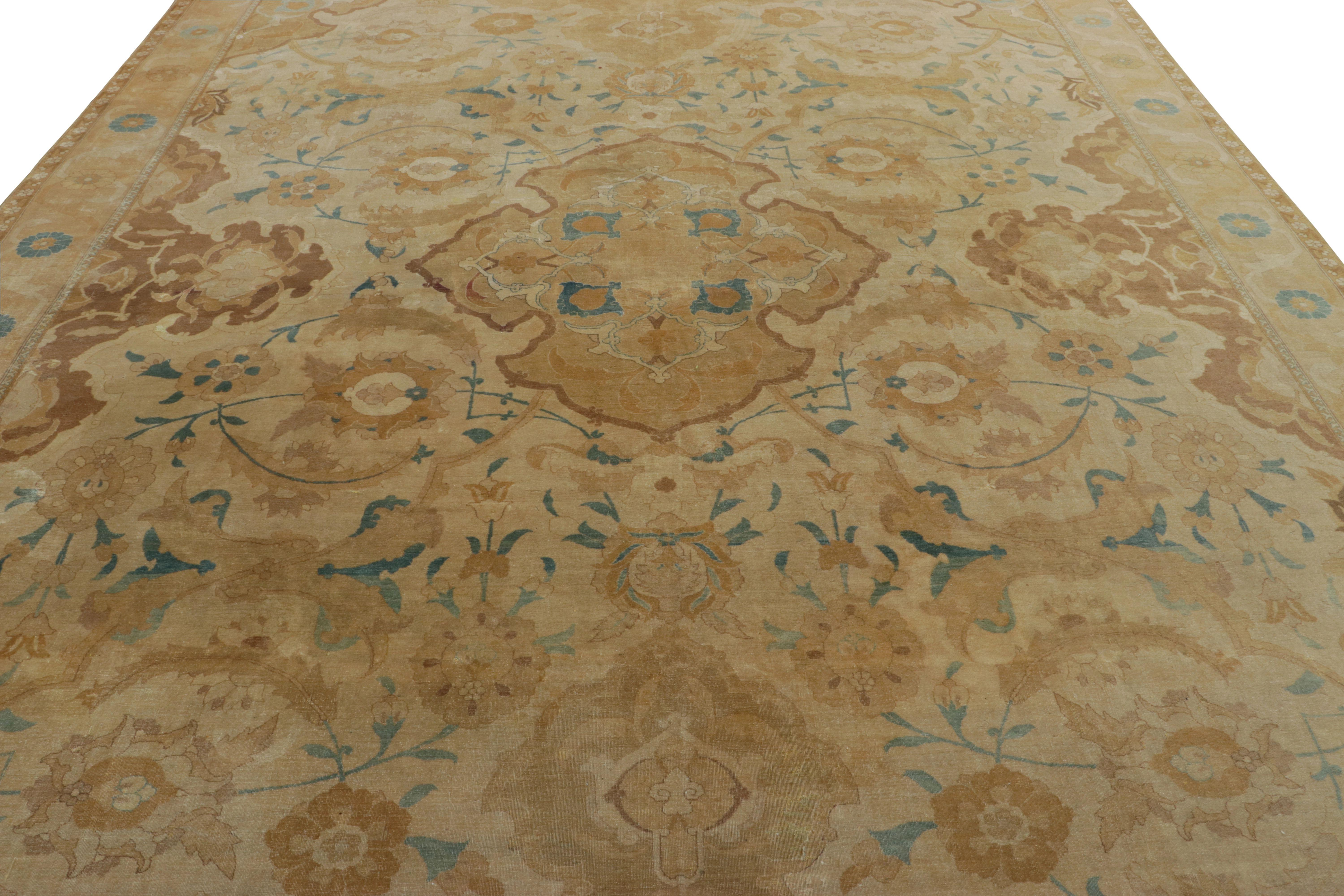 Ancien tapis persan Tabriz en brun et or avec médaillon floral - Rug & Kilim Bon état - En vente à Long Island City, NY