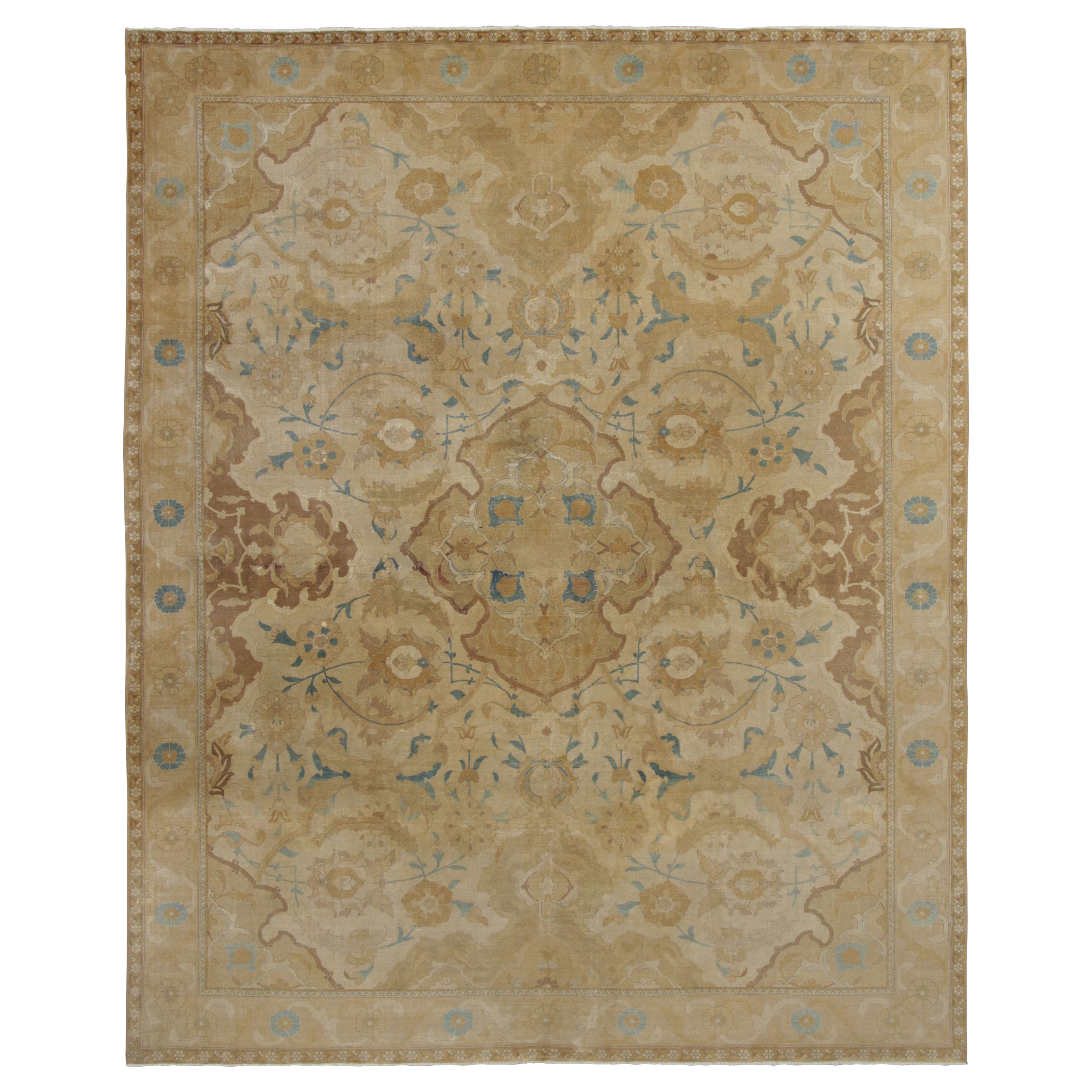 Ancien tapis persan Tabriz en brun et or avec médaillon floral - Rug & Kilim