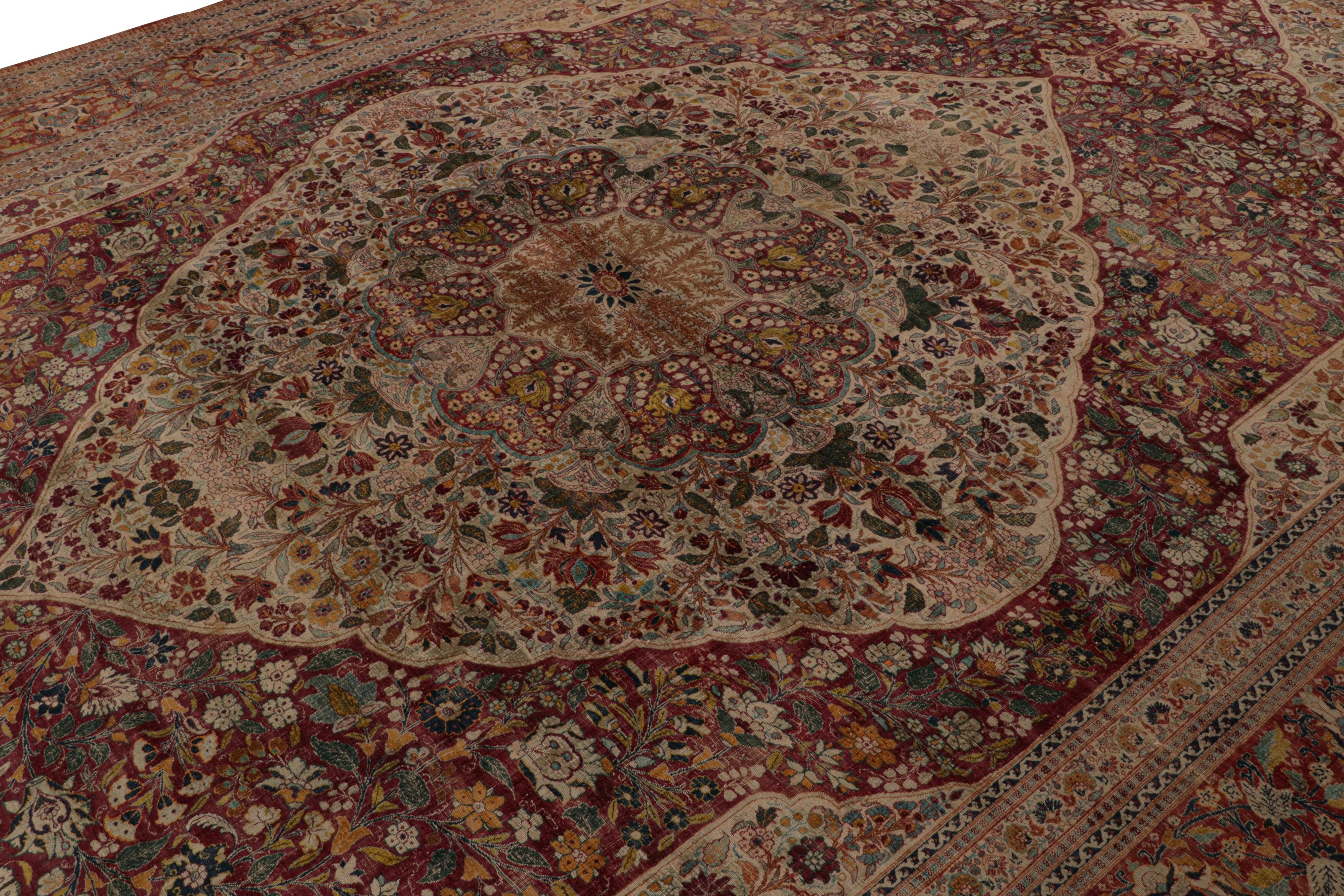 Noué à la main Tapis persan antique de Tabriz, en Brown, avec des motifs floraux, de Rug & Kilim en vente