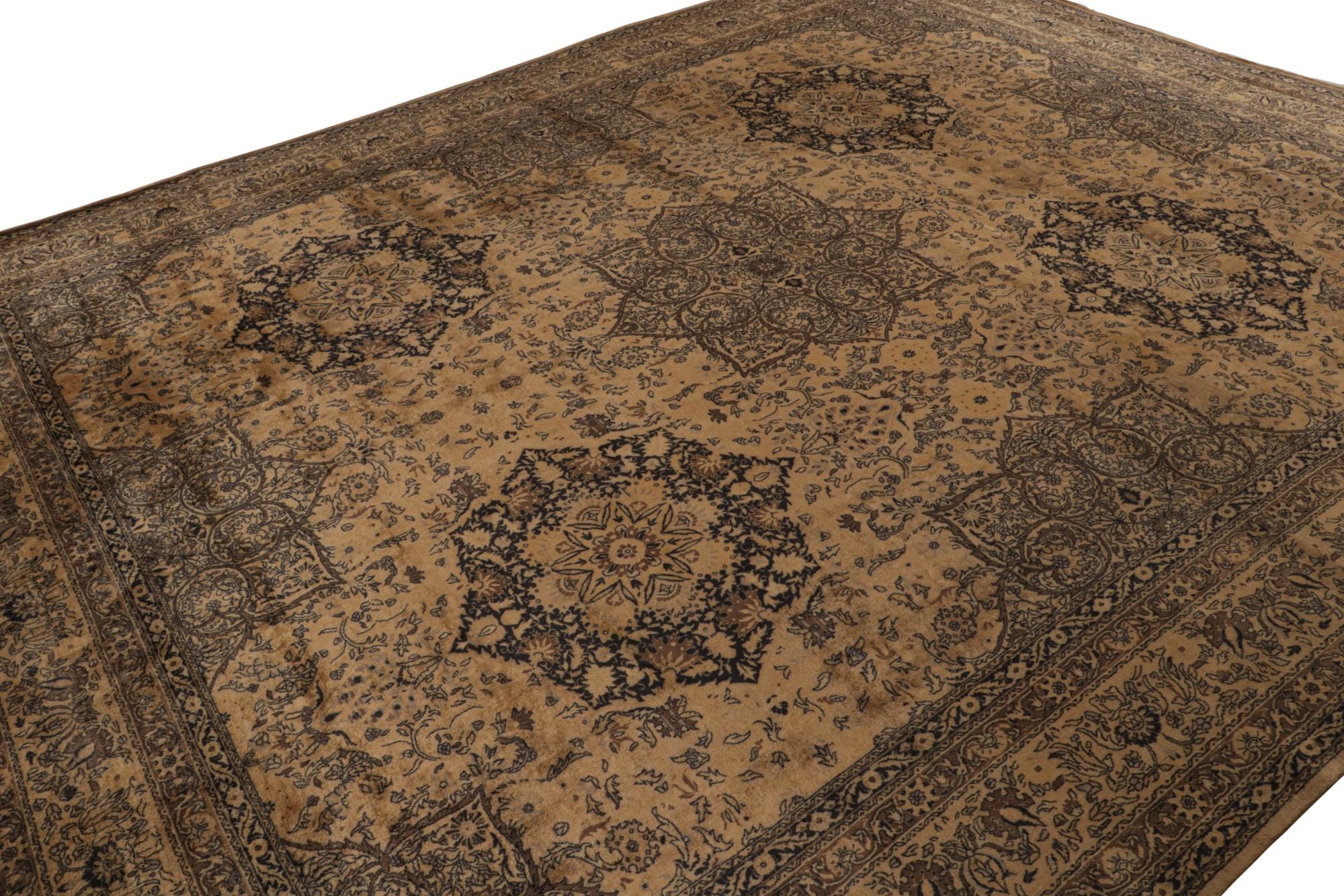 Dieser antike persische Täbriz-Teppich im Format 11x13 ist aus Wolle handgeknüpft und zeigt ein braunes Feld mit schwarzen Mustern und goldenen und bronzenen Untertönen. Für seine Größe, seinen Umfang und seine Qualität ist er ein wahres Meisterwerk