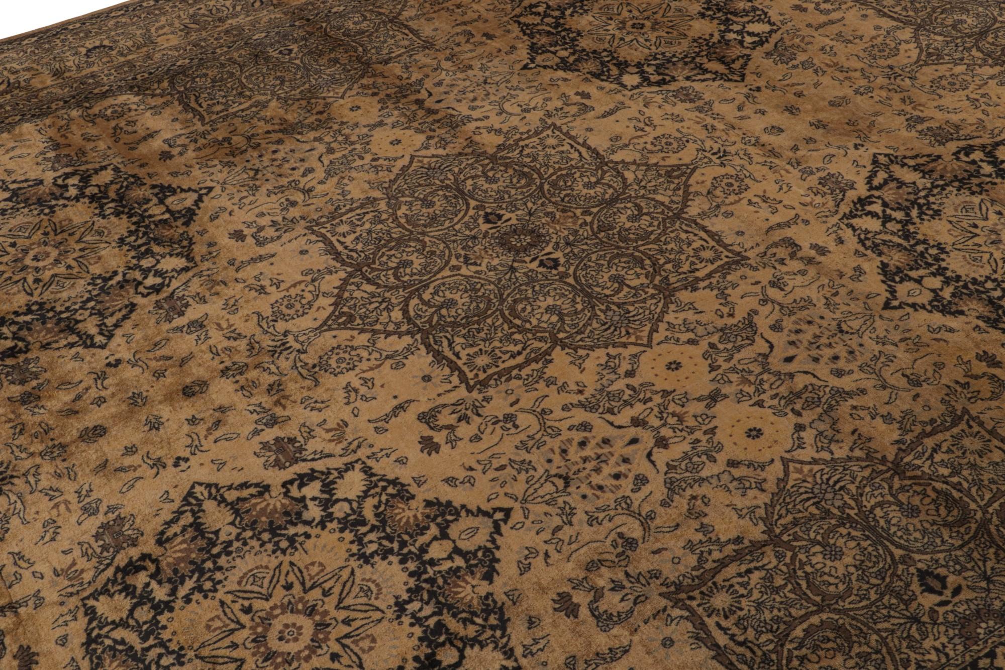 Antiker persischer Tabriz-Teppich in Brown, mit geometrischen Mustern, von Rug & Kilim (Handgeknüpft) im Angebot