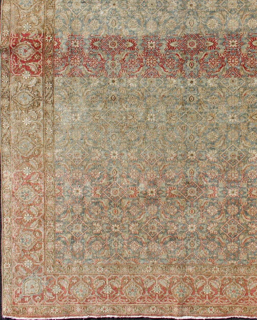 Roter, mit grauer und blauer Umrandung versehener antiker persischer Täbriz-Teppich in subgeometrischem Muster, Teppich 19-0407, Herkunftsland / Typ: Iran / Täbris, um 1910.

Dieser antike persische Täbriz-Teppich (etwa Anfang des 20.