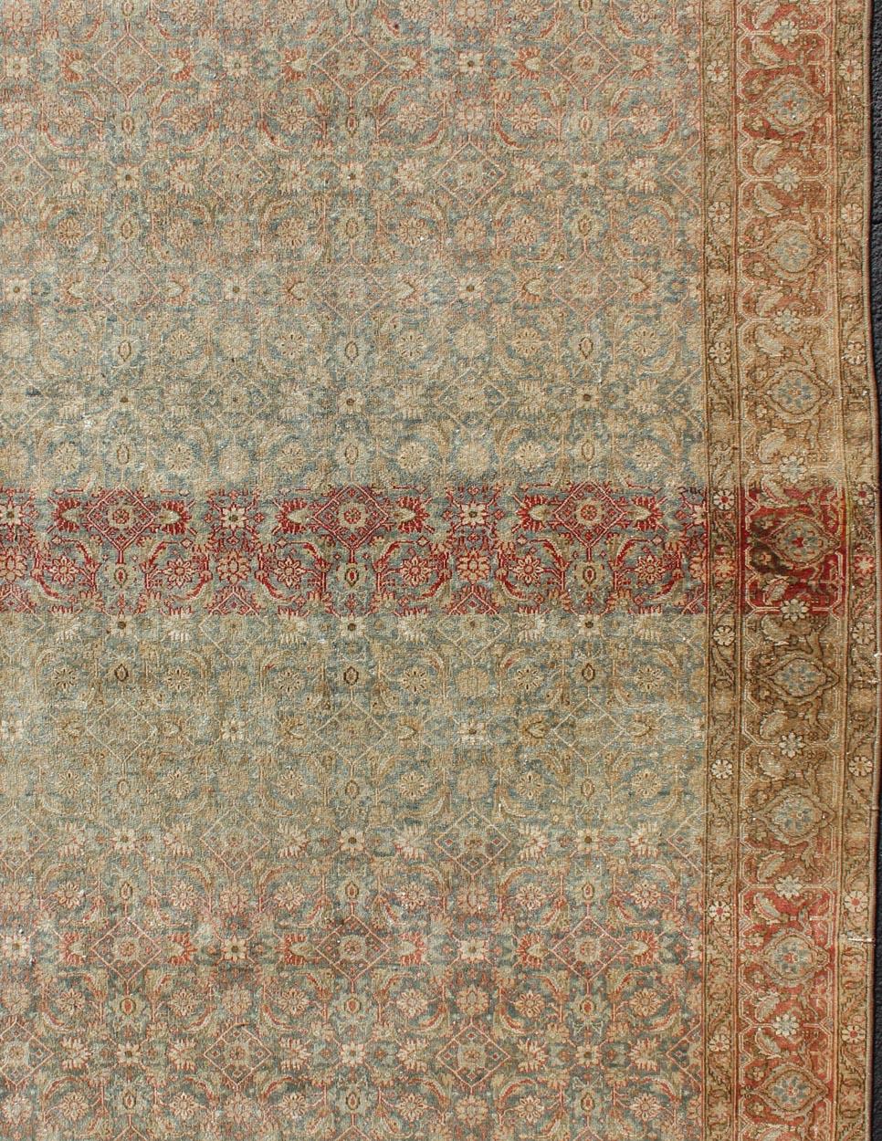Antiker persischer Täbris-Teppich in Grau und Korallenrot (Persisch) im Angebot