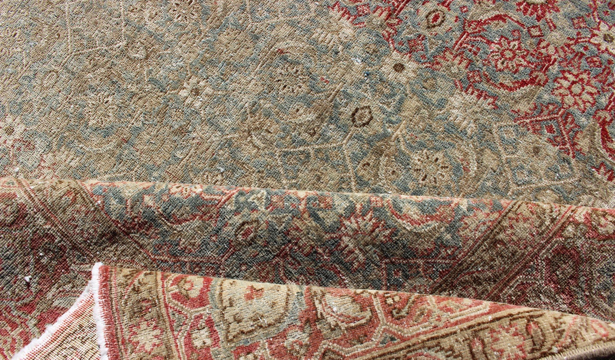 Antiker persischer Täbris-Teppich in Grau und Korallenrot (Handgeknüpft) im Angebot
