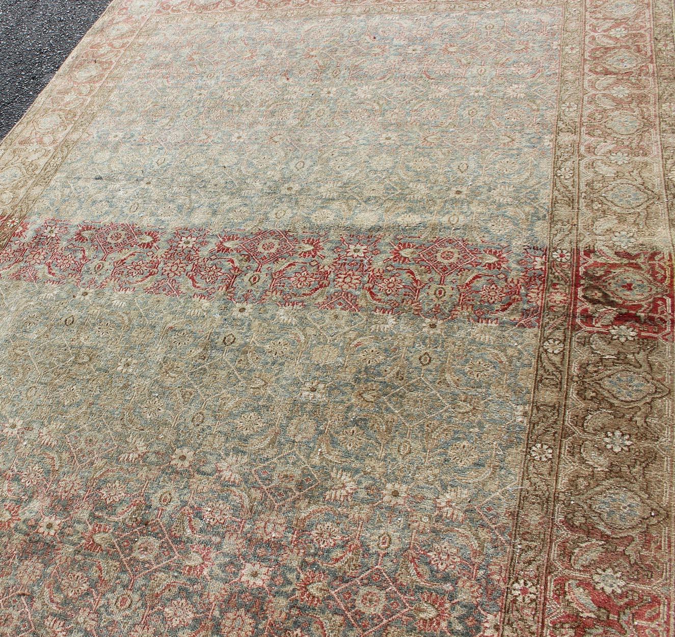 Antiker persischer Täbris-Teppich in Grau und Korallenrot (Wolle) im Angebot