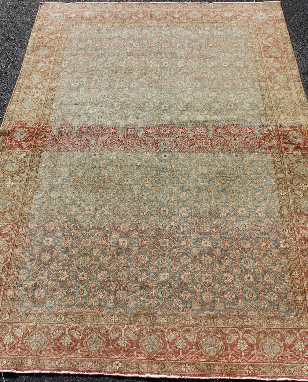 Antiker persischer Täbris-Teppich in Grau und Korallenrot im Angebot 1