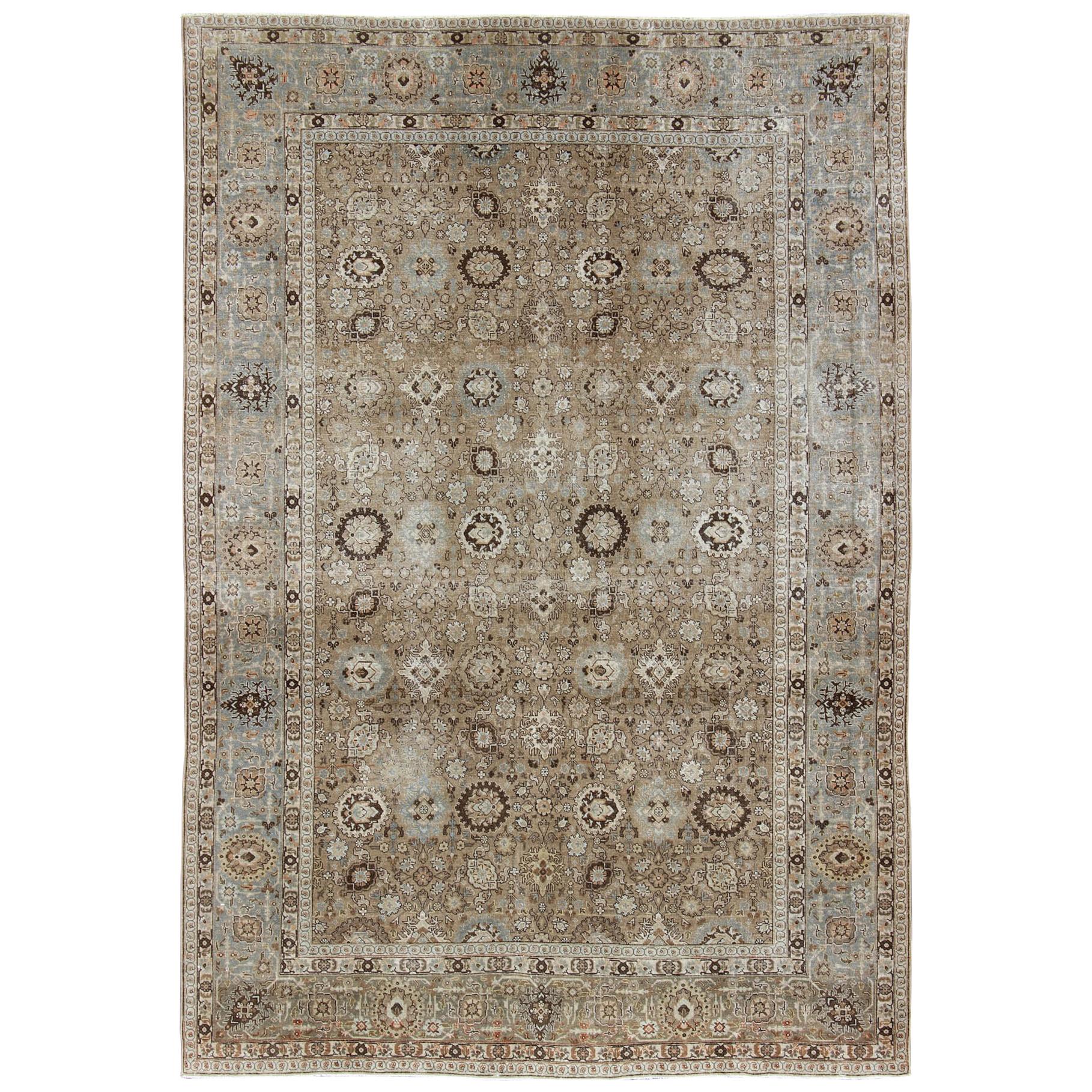 Tapis persan ancien de Tabriz en Mocha, Camel, Brun, Gris et Bleu clair