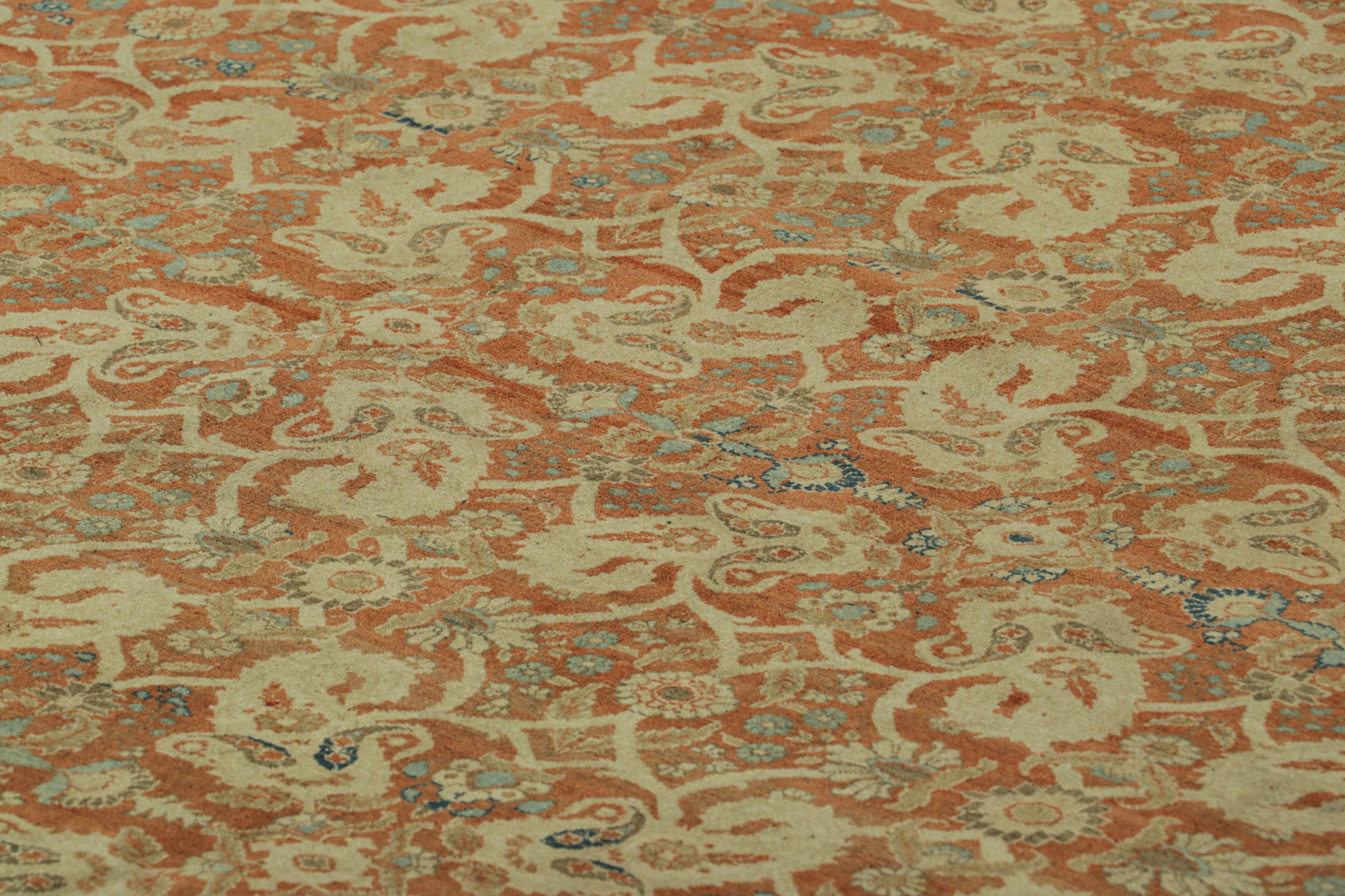 Dieser 9x12 große antike Perserteppich aus Täbris, der aus handgeknüpfter Wolle besteht und aus der Zeit um 1900-1910 stammt, ist eine seltene und aufregende neue Kuration von Rug & Kilim.

Über das Design: 

Mehrere raffinierte Schutzbordüren