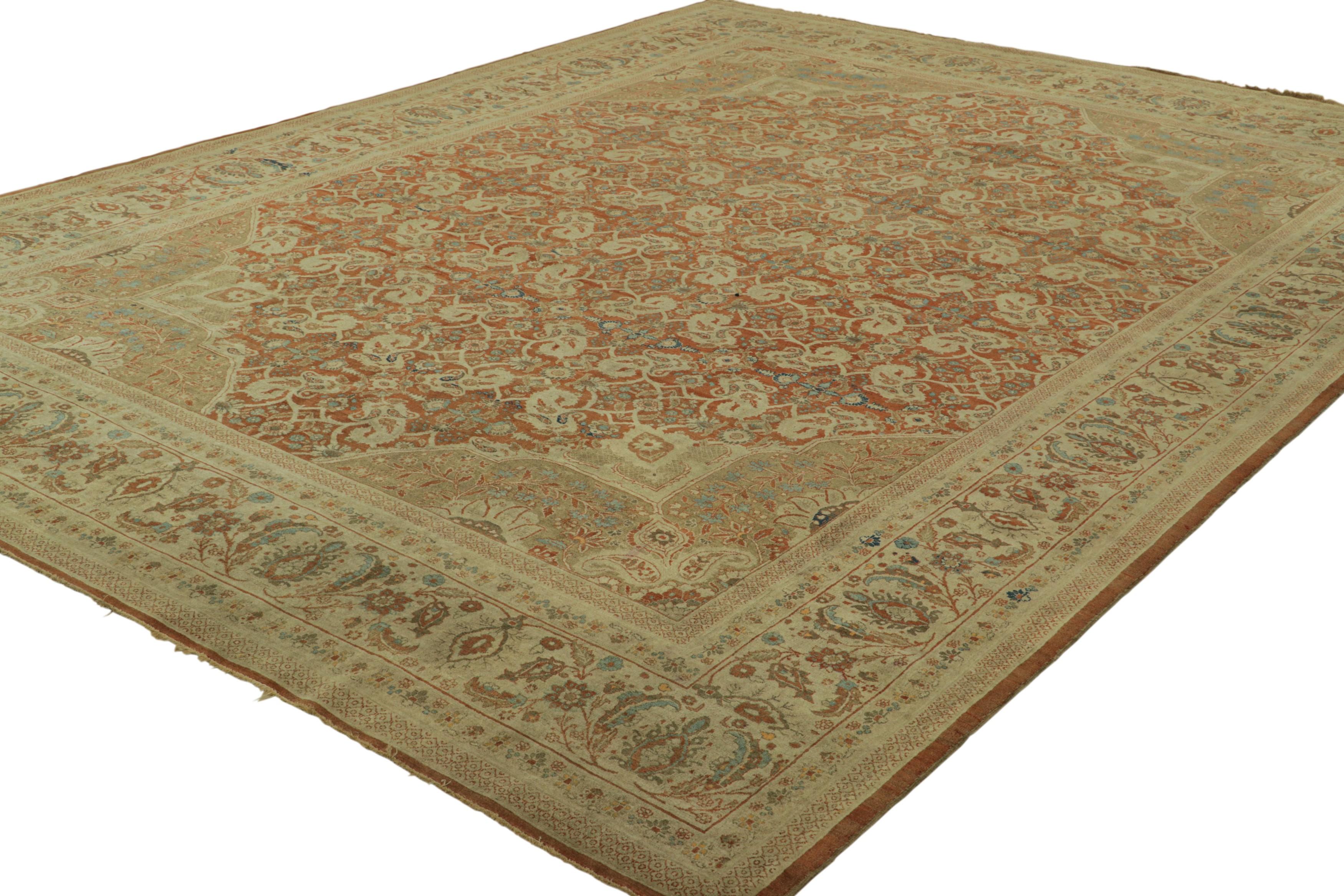 Antiker persischer Täbris-Teppich in Rot und Gold mit Blumenmuster  Rug & Kilim (Persisch) im Angebot