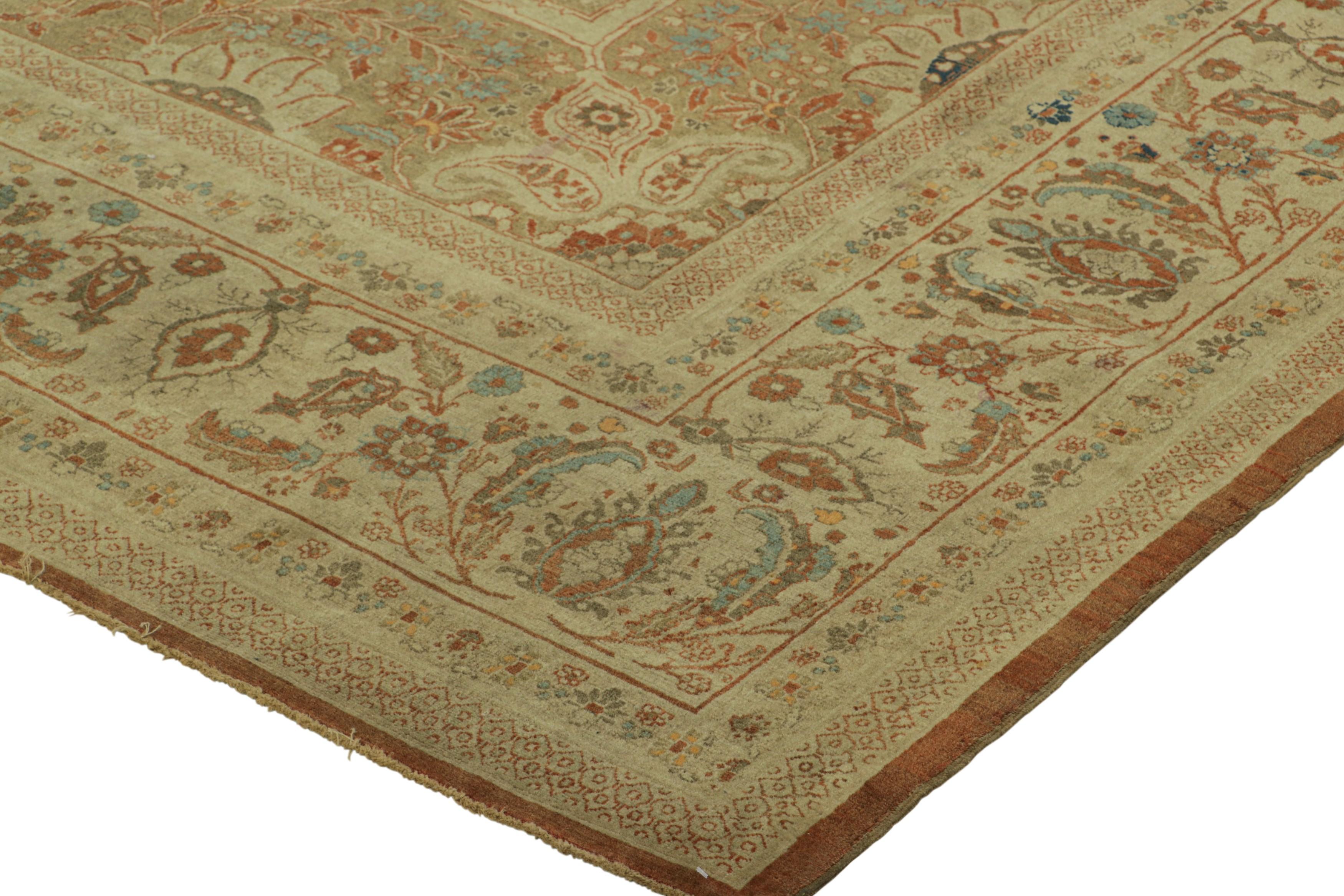 Antiker persischer Täbris-Teppich in Rot und Gold mit Blumenmuster  Rug & Kilim im Zustand „Gut“ im Angebot in Long Island City, NY