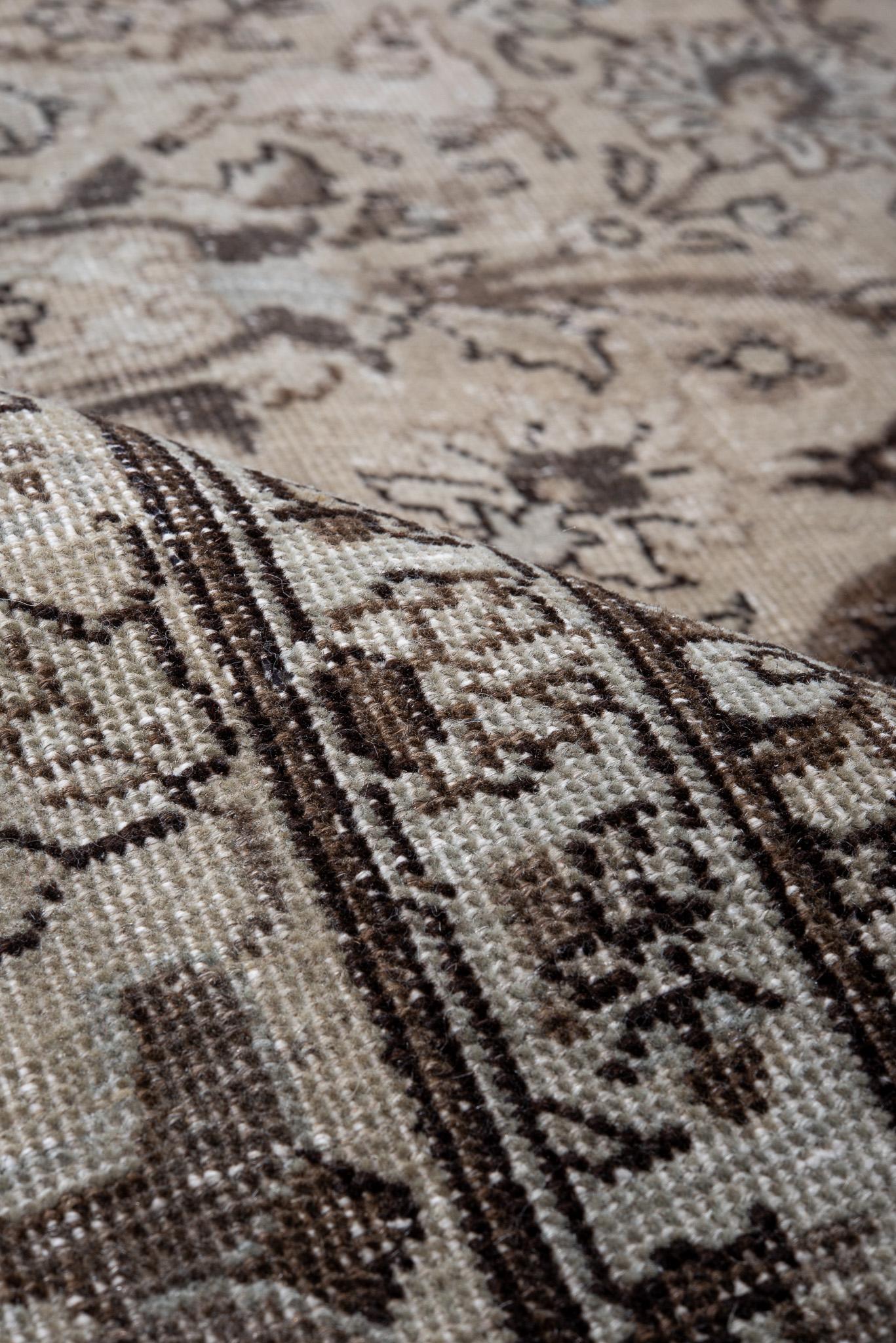 Antiker persischer Täbriz-Teppich in sanftem Beige mit subtilen braunen Untertönen. Die zarten floralen Muster sind wunderschön gewebt und machen ihn zu einem vielseitigen Stück, das zu einer Vielzahl von Einrichtungsstilen passt.