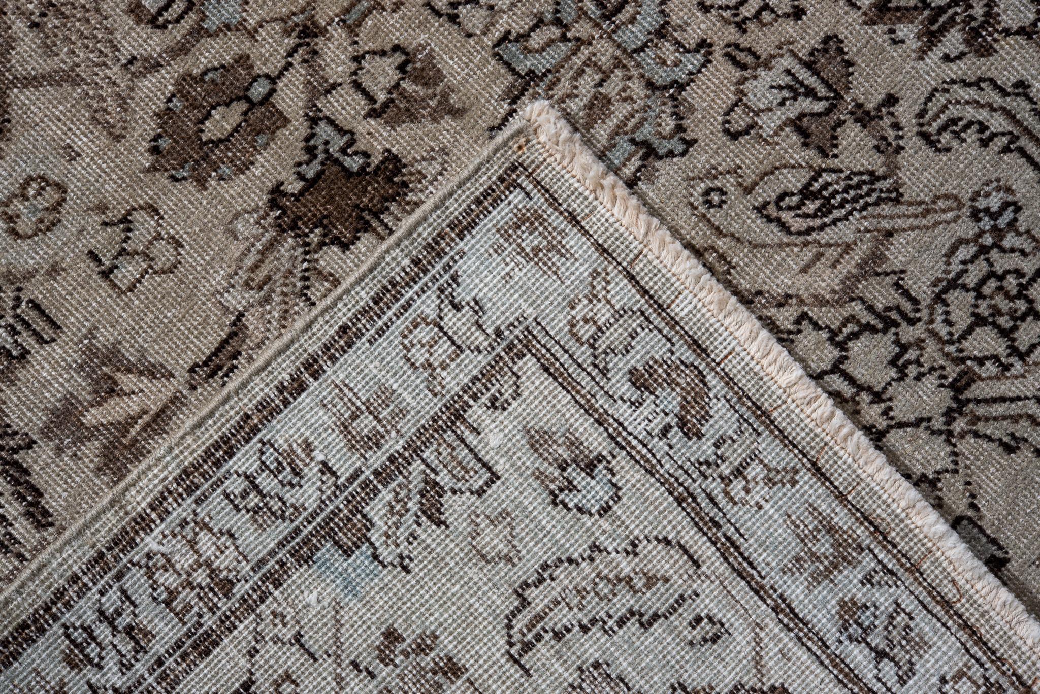 Antiker persischer Täbriz-Teppich in weichem Beige mit subtilen braunen Untertönen (Tabriz) im Angebot