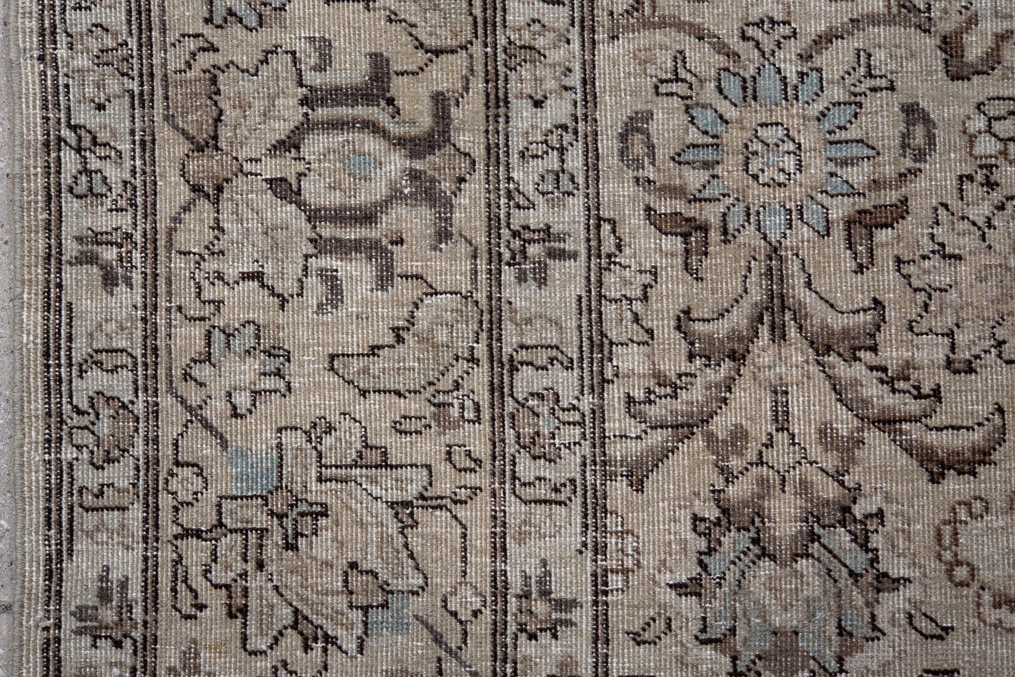 Antiker persischer Täbriz-Teppich in weichem Beige mit subtilen braunen Untertönen (Persisch) im Angebot