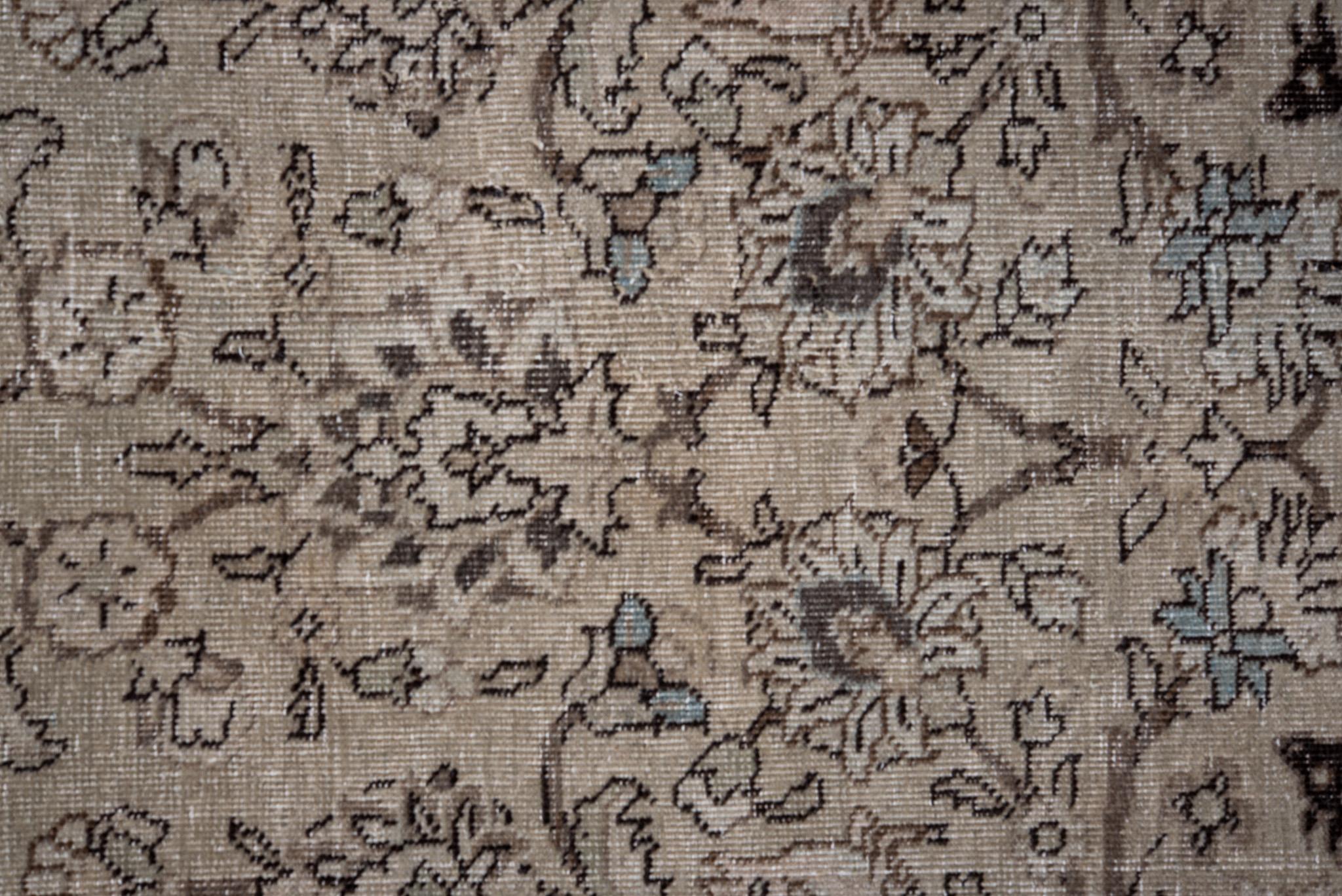 Antiker persischer Täbriz-Teppich in weichem Beige mit subtilen braunen Untertönen im Zustand „Hervorragend“ im Angebot in New York, NY