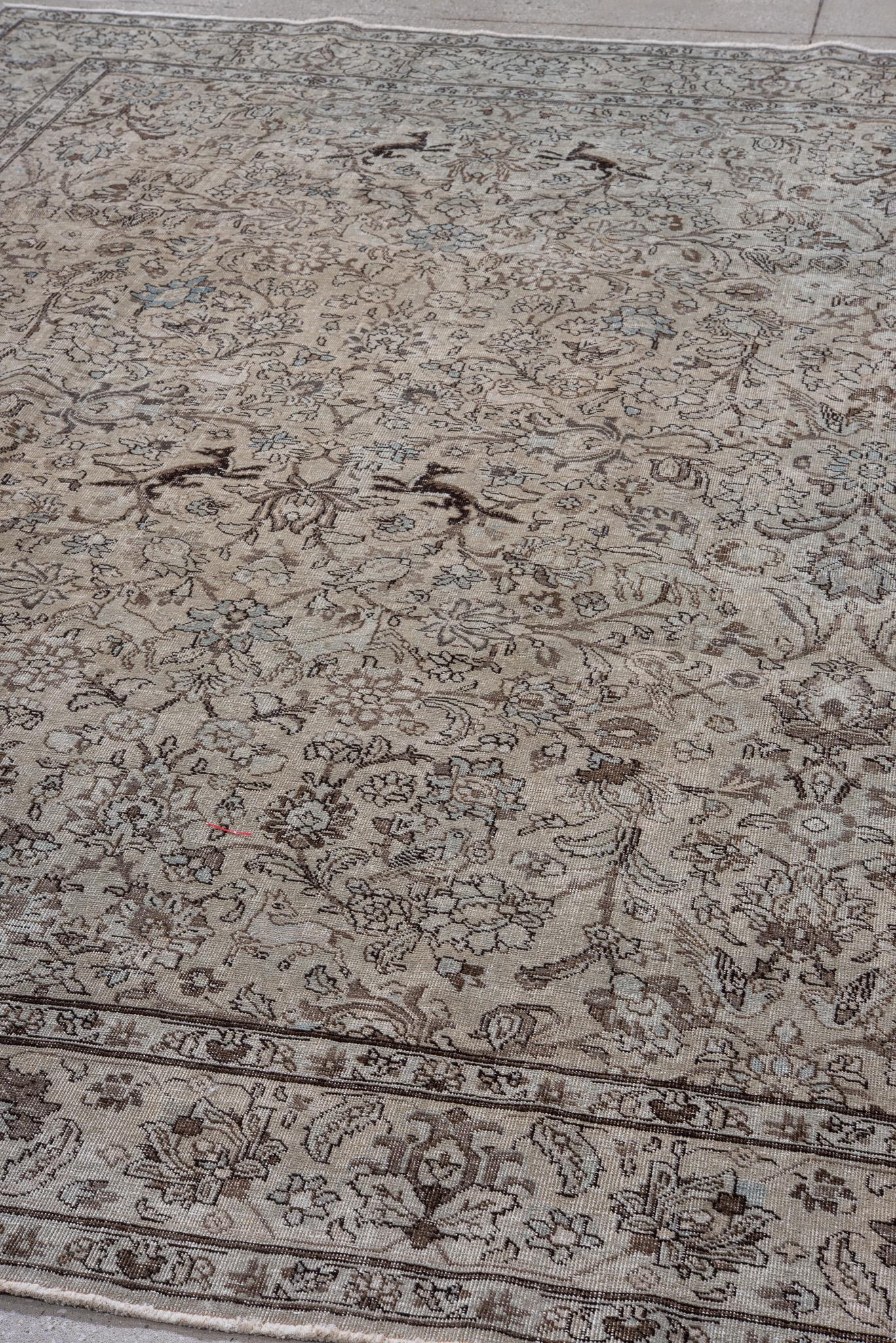 Antiker persischer Täbriz-Teppich in weichem Beige mit subtilen braunen Untertönen (20. Jahrhundert) im Angebot