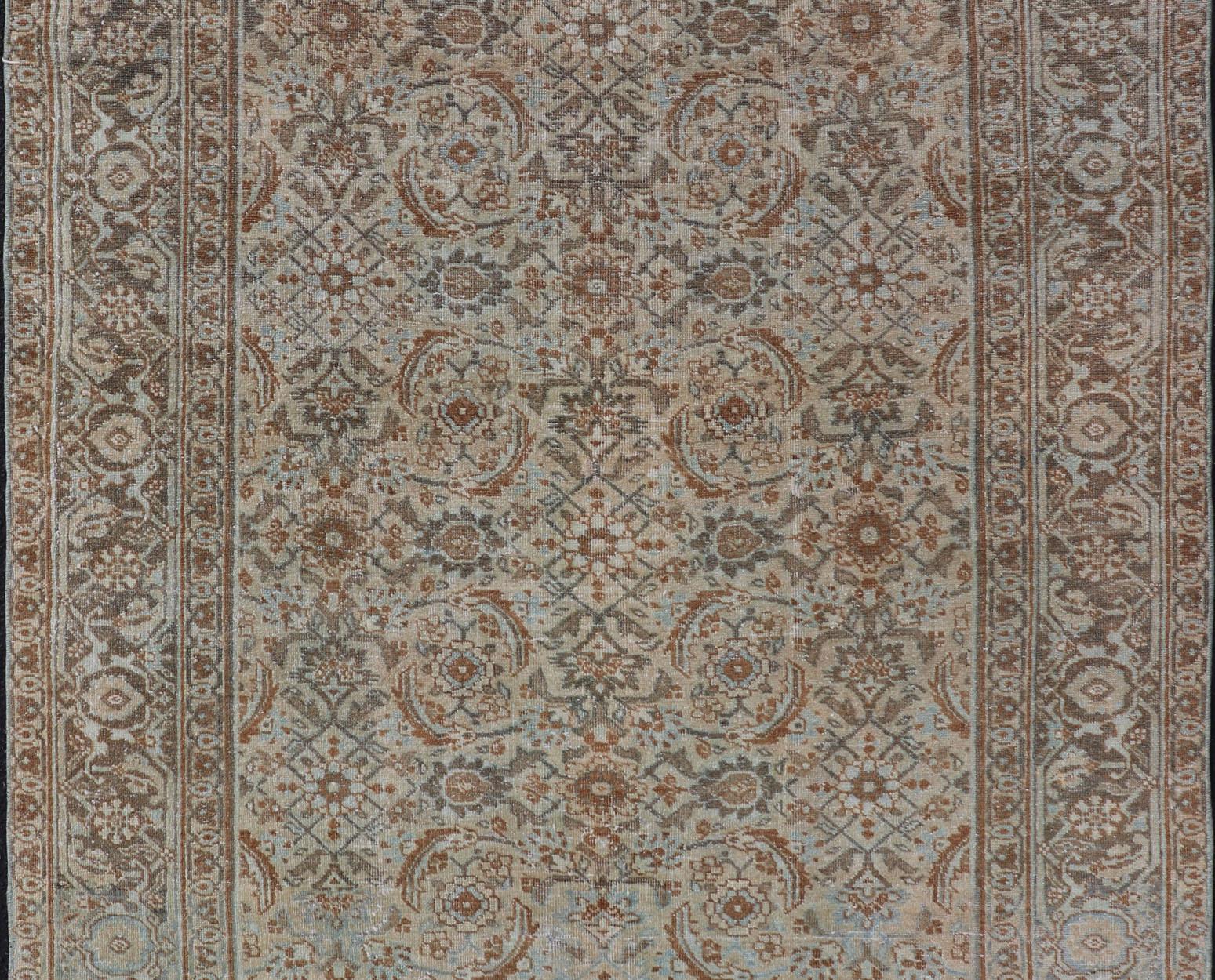 Tapis persan ancien de Tabriz en laine avec motif floral sur toute sa surface aux couleurs de la terre en vente 3