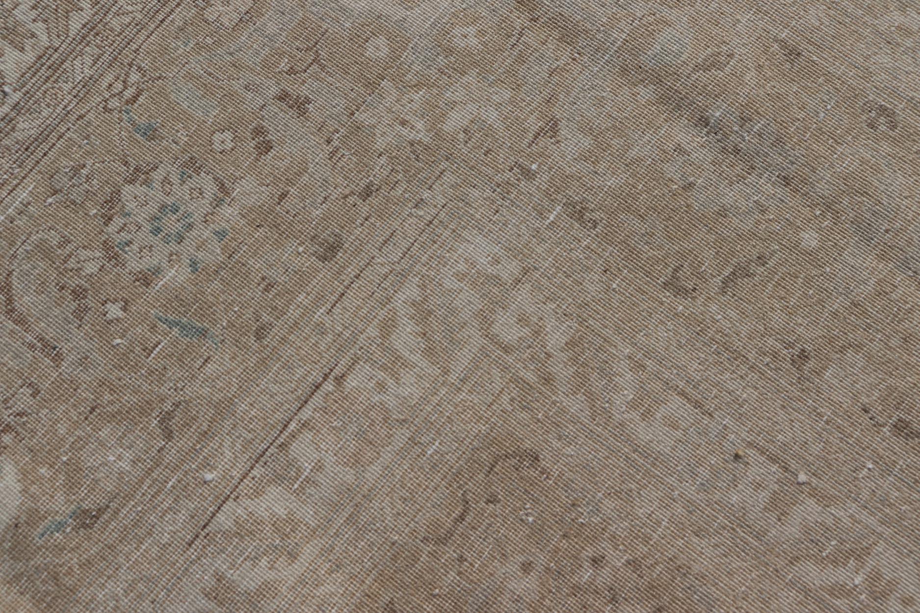 Antico tappeto persiano Tabriz in lana con disegno floreale all-over nei colori della terra in vendita 6