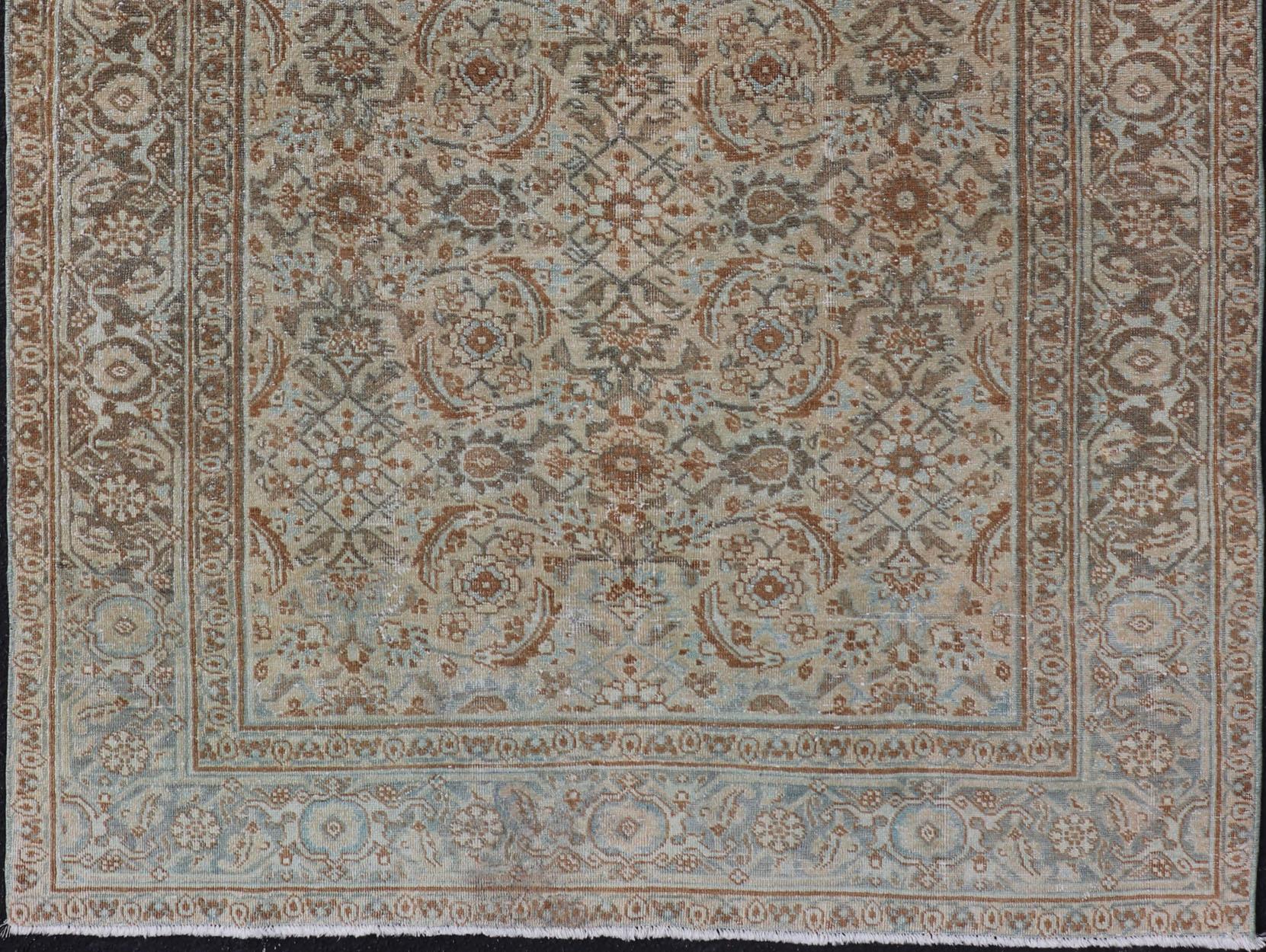 Ce tapis de Tabriz présente une zone de bordure relativement complexe et détaillée et un petit motif tribal répétitif entièrement clairsemé dans le champ central. Les tons de ce charmant tapis ne font que renforcer la patine, les crèmes plus douces