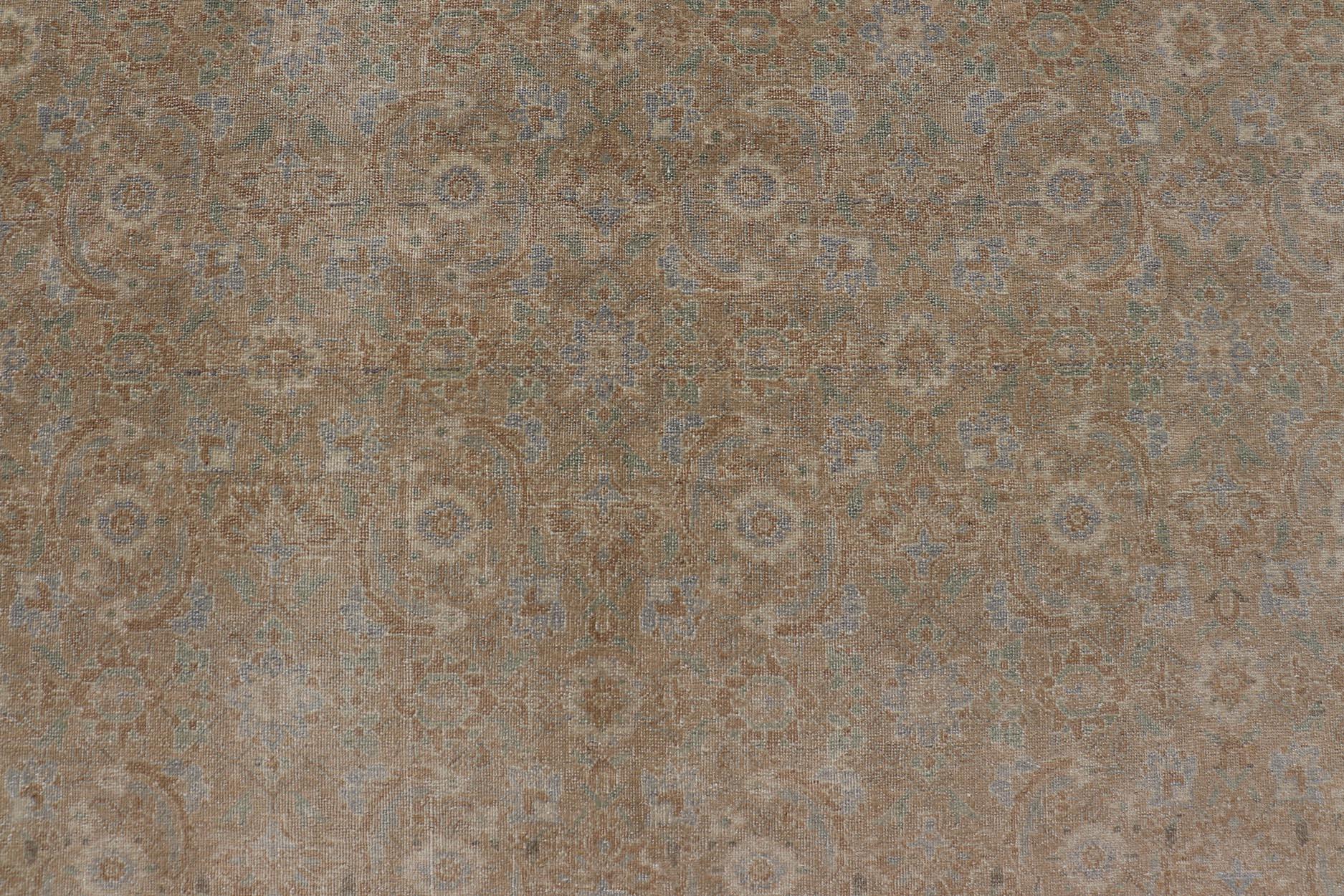 Misure: 8'0 x 10'9 
Antico tappeto persiano Tabriz in lana con design floreale all-over nei colori della terra. Keivan Woven Arts / tappeto EMB-22210-15060, paese d'origine/tipo: Iran / Tabriz, circa 1920.

Questo tappeto Tabriz presenta un'area di