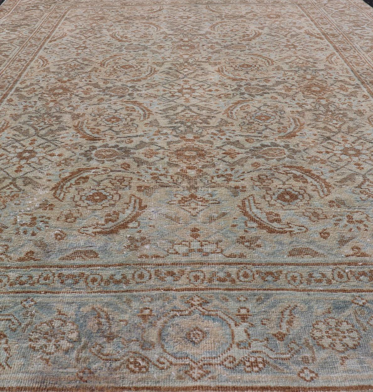 Noué à la main Tapis persan ancien de Tabriz en laine avec motif floral sur toute sa surface aux couleurs de la terre en vente