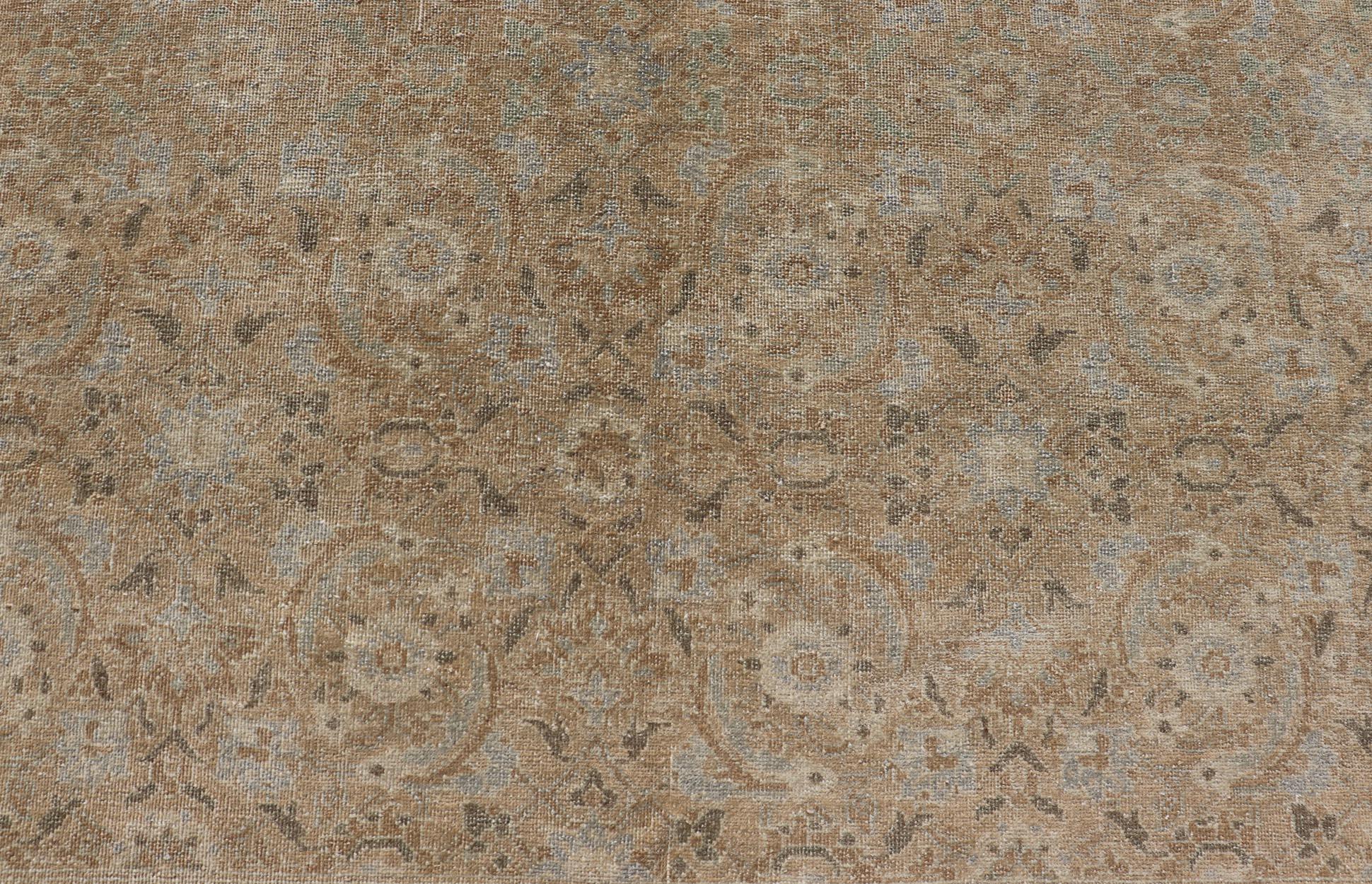XX secolo Antico tappeto persiano Tabriz in lana con disegno floreale all-over nei colori della terra in vendita