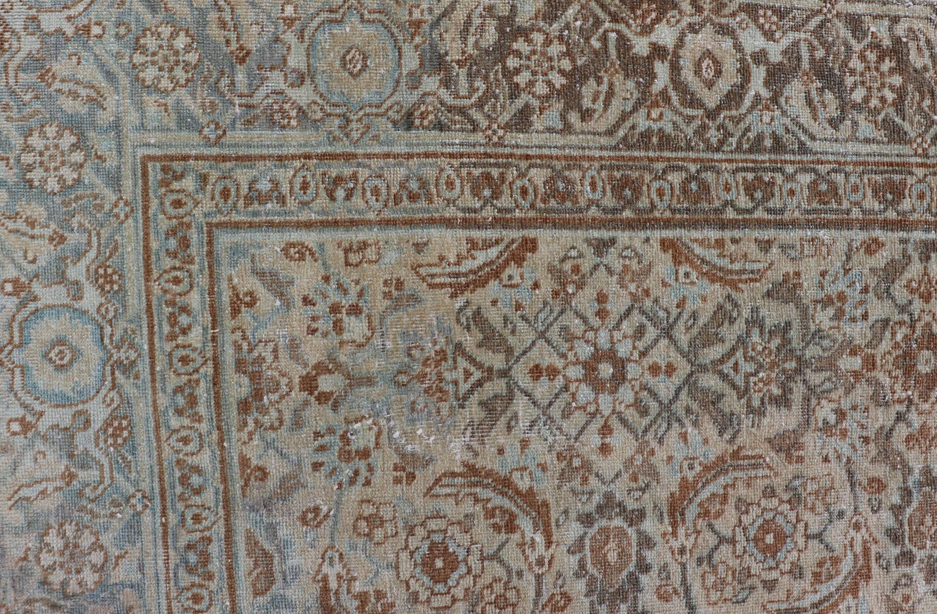 Laine Tapis persan ancien de Tabriz en laine avec motif floral sur toute sa surface aux couleurs de la terre en vente
