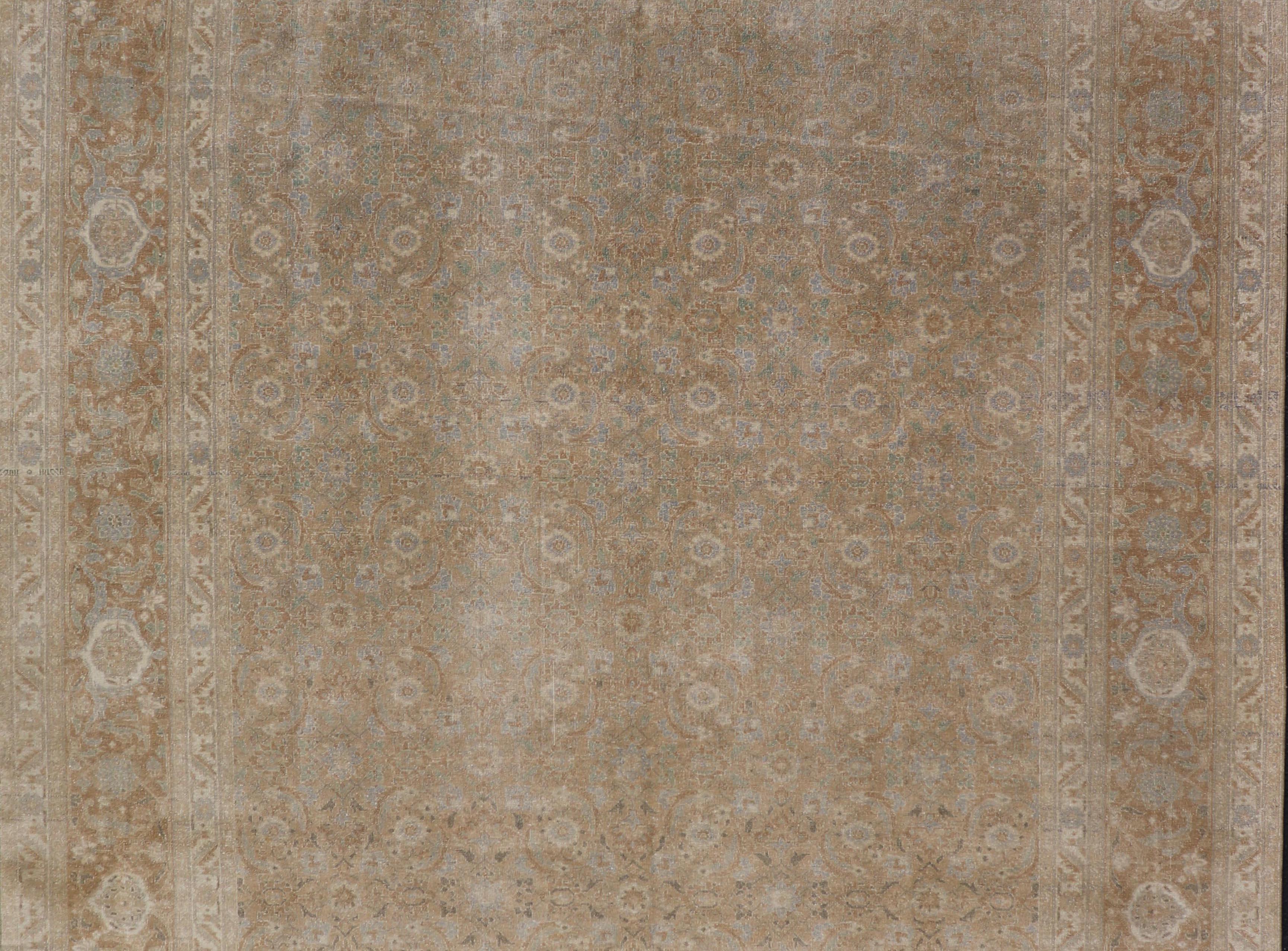 Antico tappeto persiano Tabriz in lana con disegno floreale all-over nei colori della terra in vendita 1