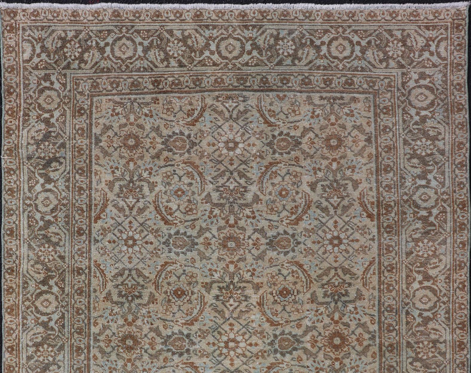 Tapis persan ancien de Tabriz en laine avec motif floral sur toute sa surface aux couleurs de la terre en vente 2