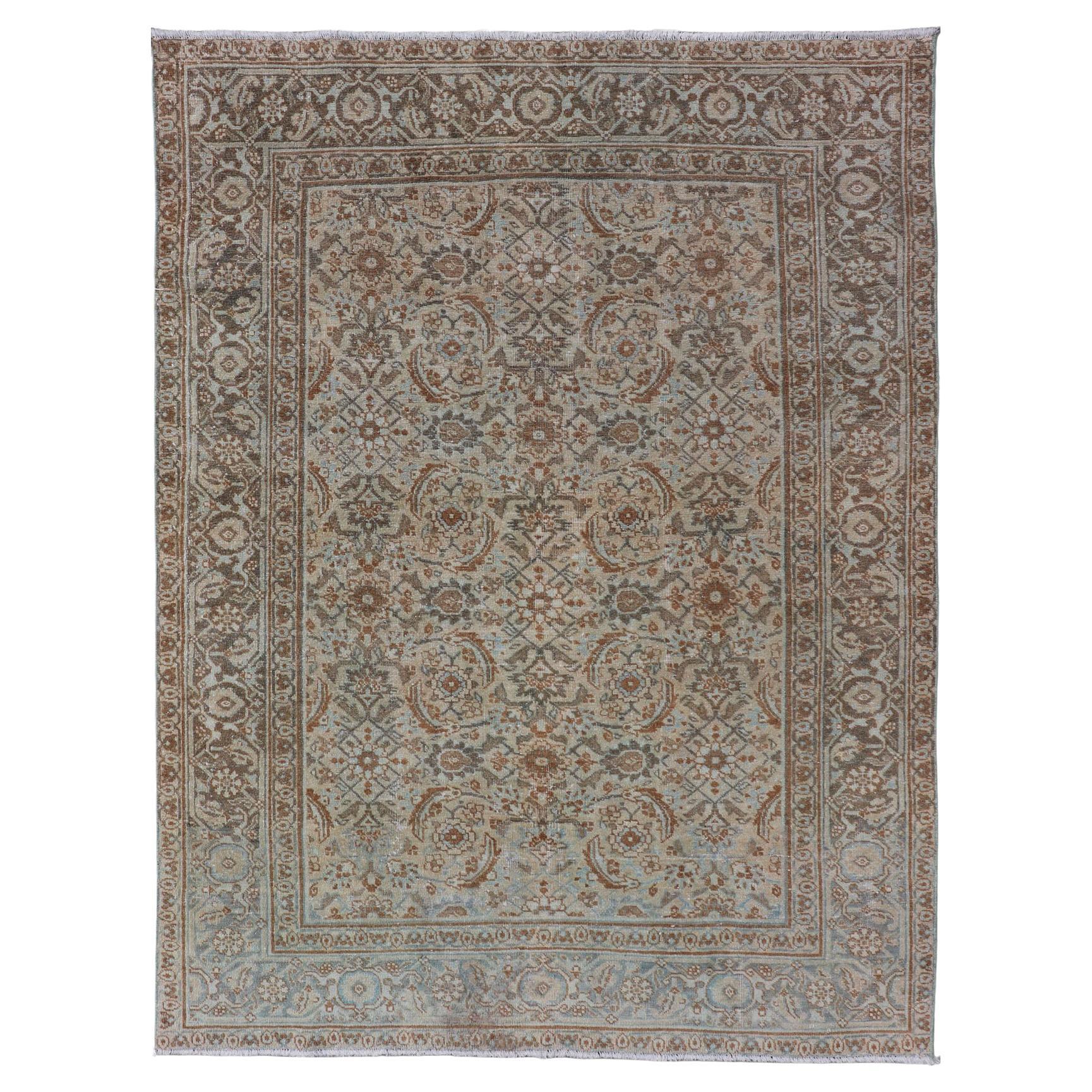 Tapis persan ancien de Tabriz en laine avec motif floral sur toute sa surface aux couleurs de la terre en vente
