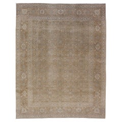 Antiker persischer Täbris-Teppich aus Wolle mit Blumenmuster in Erdfarben