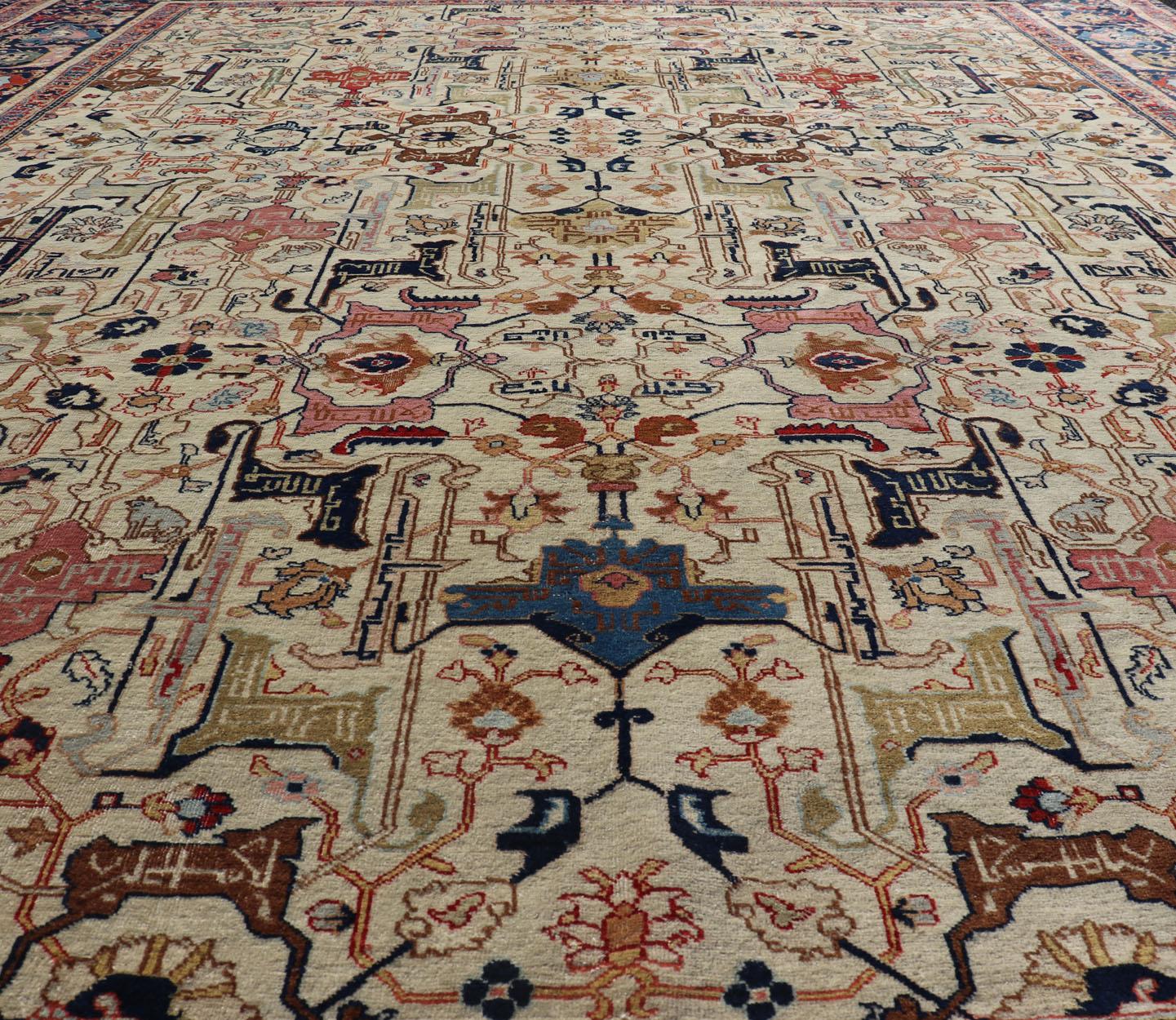 Antiker persischer Täbriz-Teppich aus Wolle mit allseitigem subgeometrischem Design (Tabriz) im Angebot