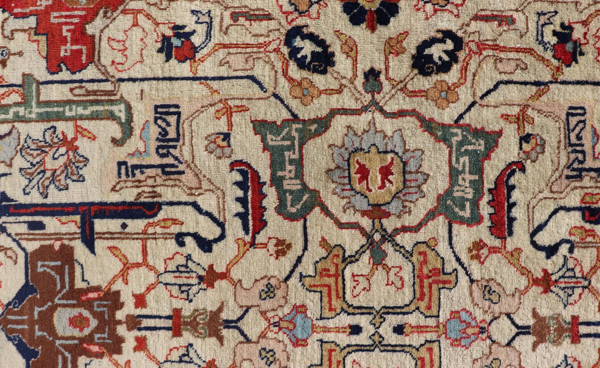 Antiker persischer Täbriz-Teppich aus Wolle mit allseitigem subgeometrischem Design im Zustand „Gut“ im Angebot in Atlanta, GA