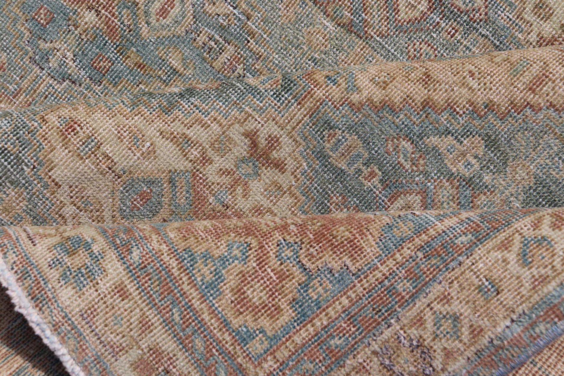 Tapis persan ancien de Tabriz en laine avec motif de diamants en bleu, abricot et gris en vente 1