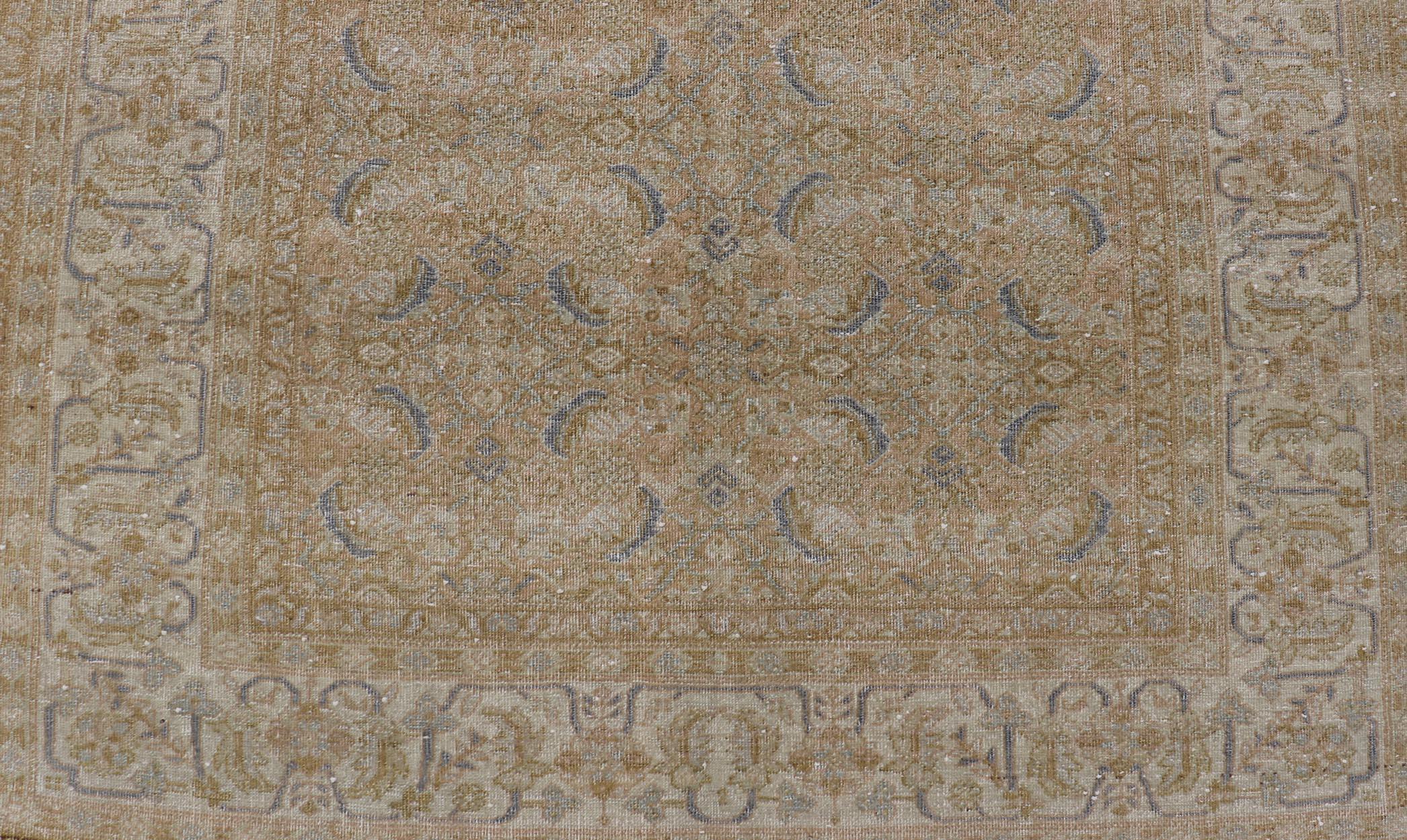 Antico tappeto persiano Tabriz in lana con disegni floreali in blu, tan, taupe e crema. Keivan Woven Arts / tappeto X23-0604, paese d'origine/tipo: Iran / Tabriz, circa 1930.
Misure: 4'10 x 7'0 
Questo tappeto Tabriz presenta un'area di confine