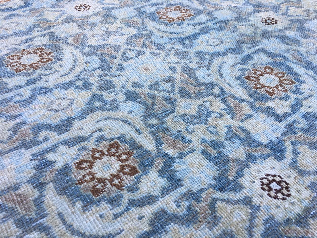 Tappeto antico Tabriz persiano blu e oro 5337, Paese d'origine: Persia, Data approssimativa: 1900 - Il blu notte e l'oro di questo bellissimo tappeto Tabriz evocano la sensazione di un giardino formale baciato dalla luce della luna. Questo splendido