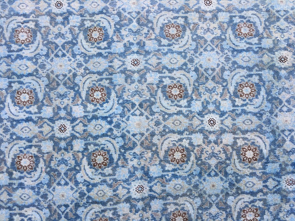 Annodato a mano Antico tappeto persiano Tabriz con motivo complessivo blu cielo avorio marrone beige in vendita