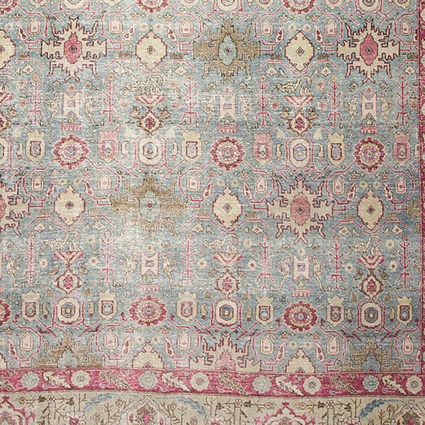 Noué à la main Tapis persan ancien de Tabriz à motif général bleu ciel et rouge en vente