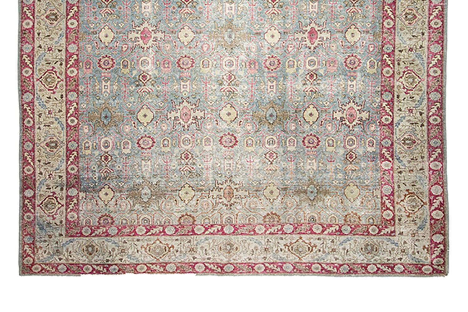 20ième siècle Tapis persan ancien de Tabriz à motif général bleu ciel et rouge en vente