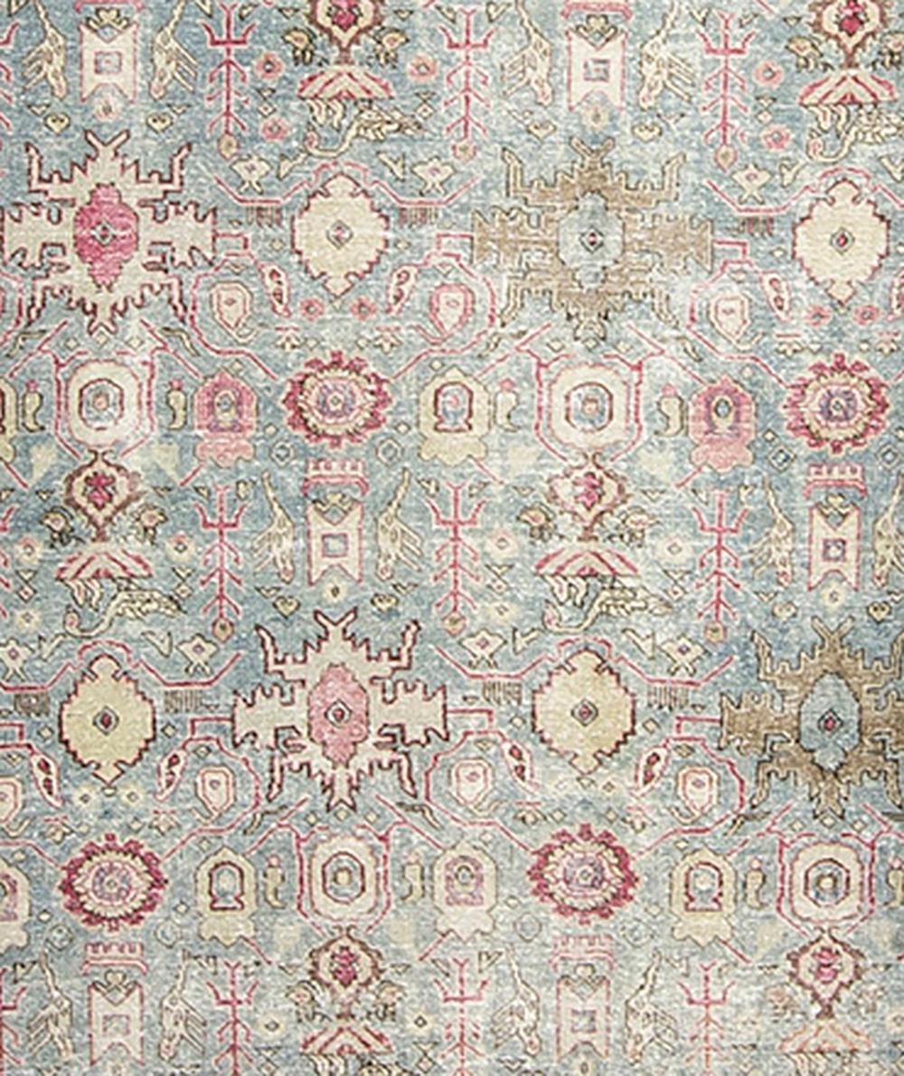 Laine Tapis persan ancien de Tabriz à motif général bleu ciel et rouge en vente