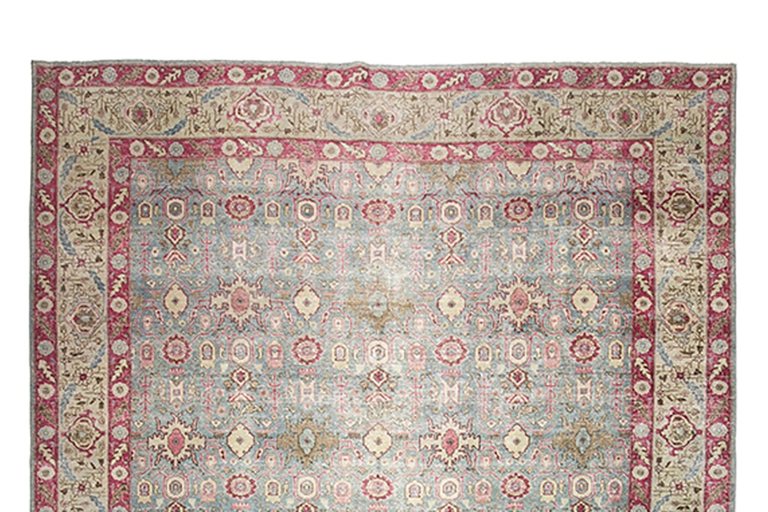 Tapis persan ancien de Tabriz à motif général bleu ciel et rouge en vente 1