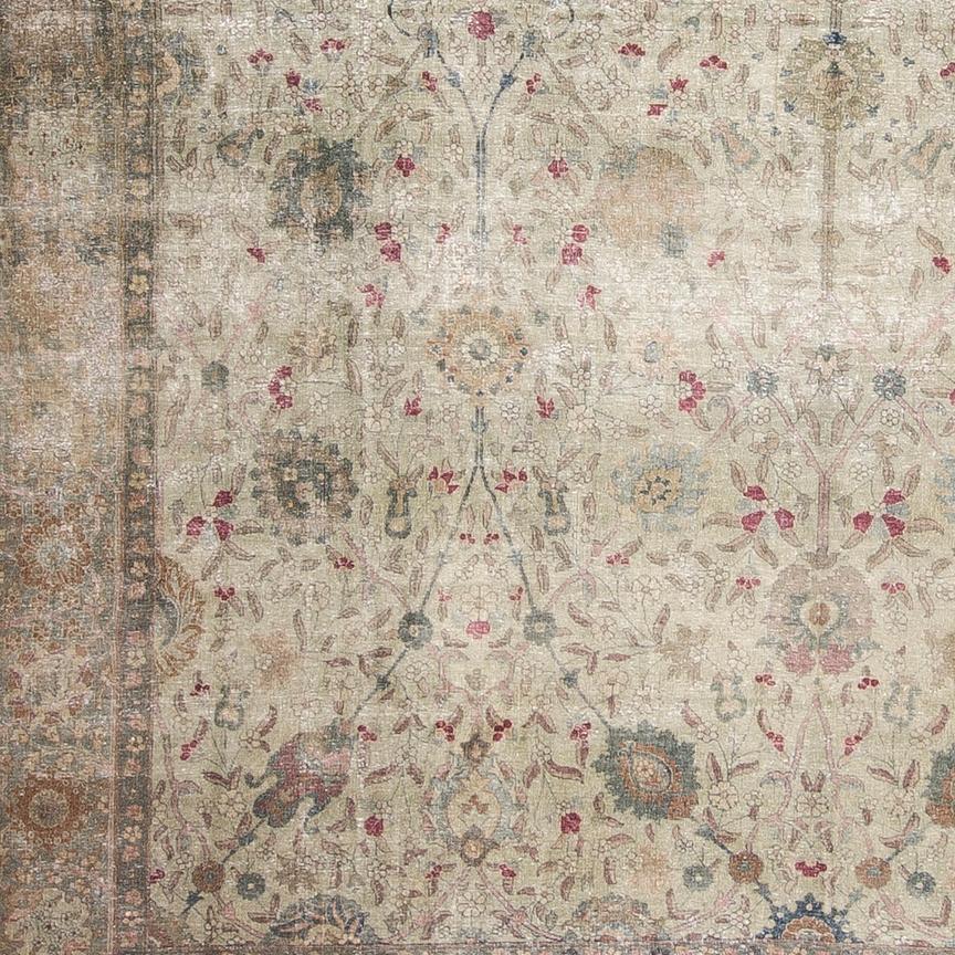 Antiker persischer Täbris-Teppich mit Gesamtmuster Himmelblau Rot auf elfenbeinfarbenem Hintergrund (Tabriz) im Angebot
