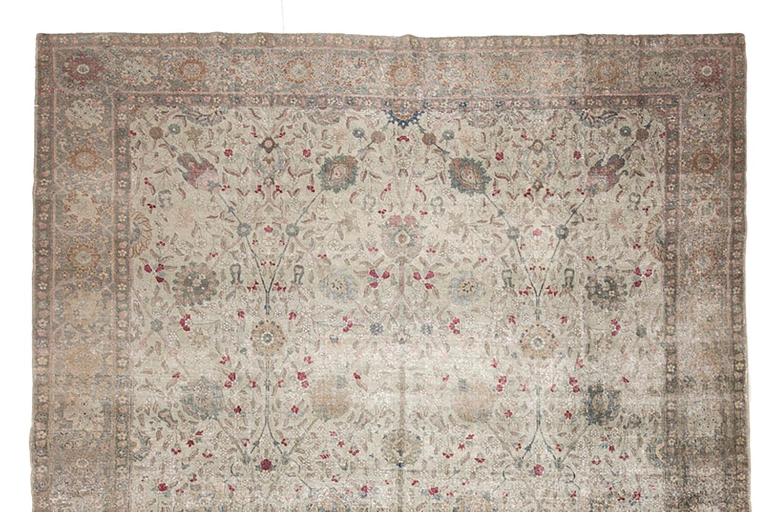 20ième siècle Tapis persan ancien de Tabriz à motif général bleu ciel rouge sur fond ivoire en vente