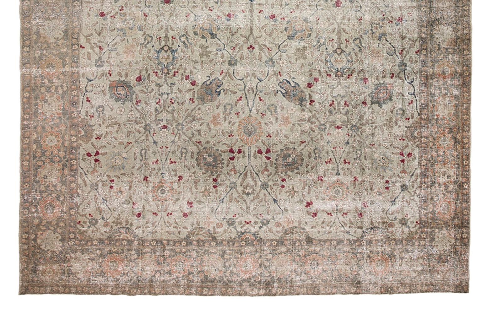 Laine Tapis persan ancien de Tabriz à motif général bleu ciel rouge sur fond ivoire en vente