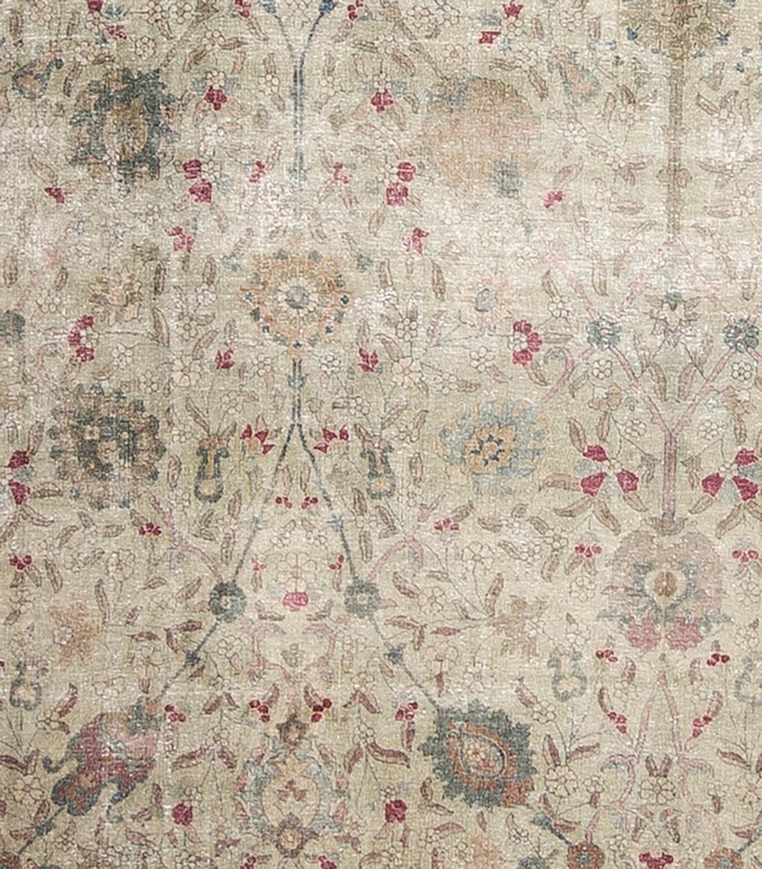 Tapis persan ancien de Tabriz à motif général bleu ciel rouge sur fond ivoire en vente 1