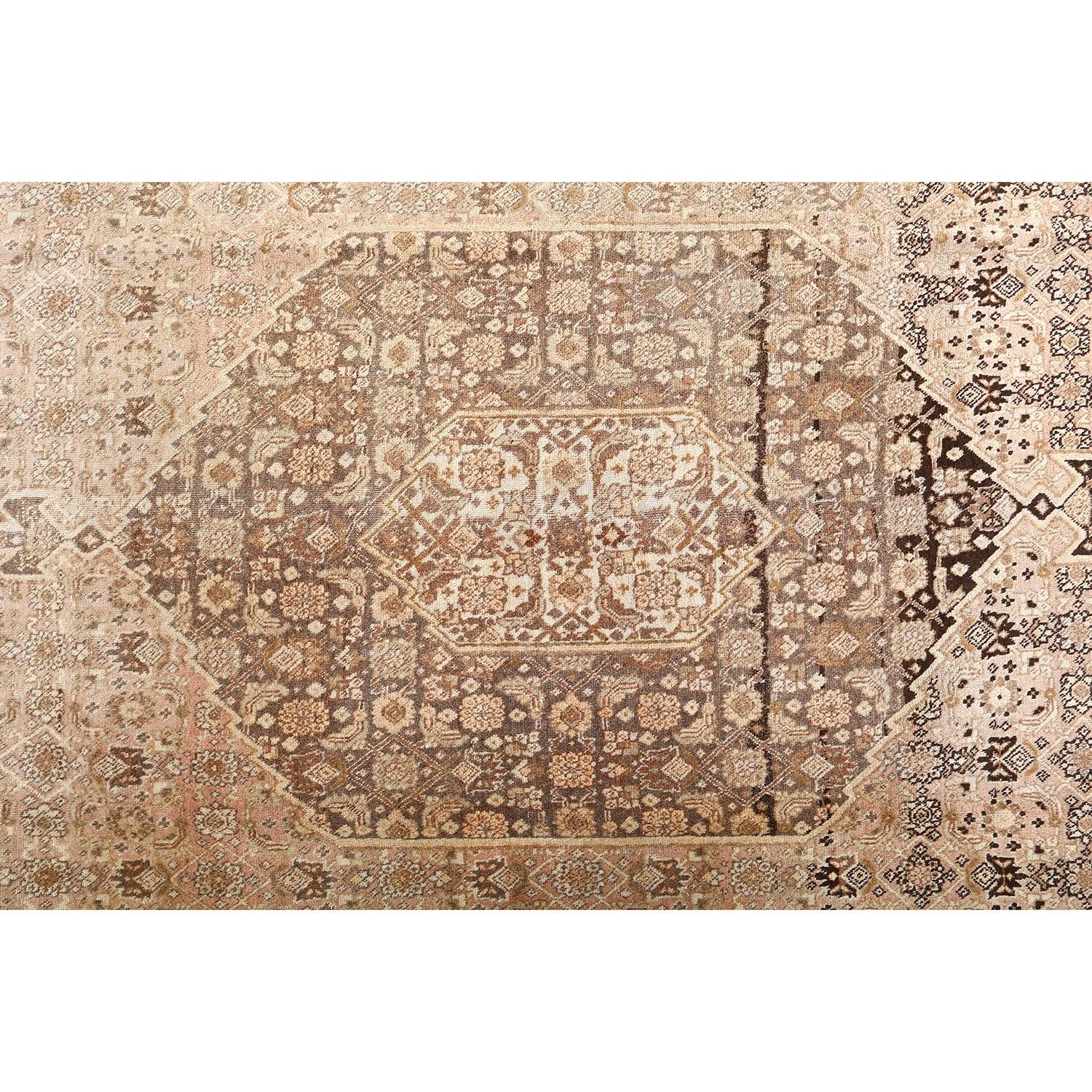 L'histoire des tapis de Tabriz remonte au XVIe siècle, sous la dynastie safavide, lorsque Tabriz devint un centre important de tissage de tapis. L'emplacement stratégique de la villeâ€™ le long de la route de la soie a facilité le commerce et les